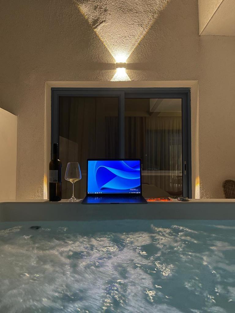 Elite Couple VIP Suite With Outdoor Jacuzzi Pool & Private Garden photo 3