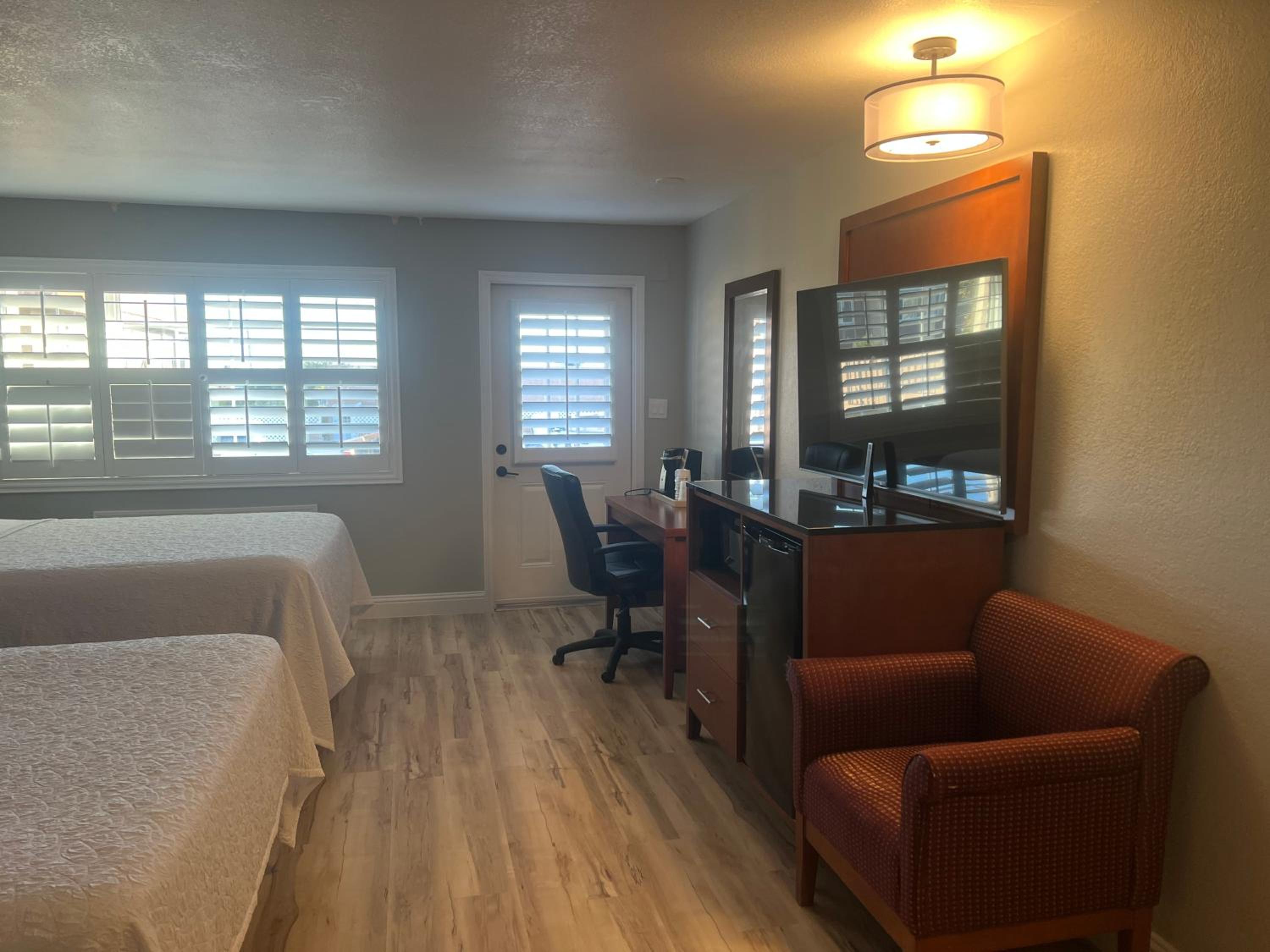 Queen Room With Two Queen Beds - Non-Smoking - Photo 5