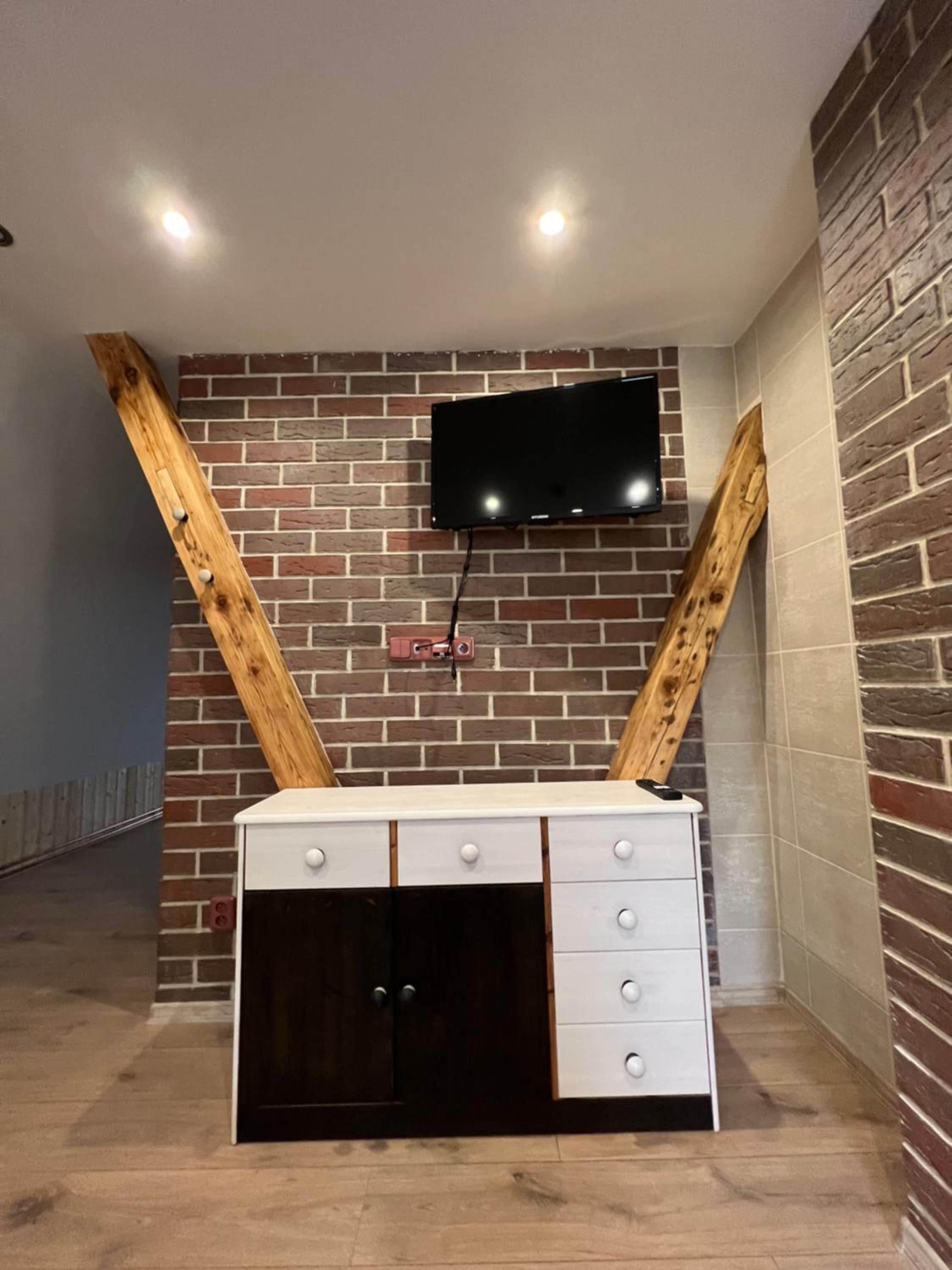 Executive Suite - Photo 28