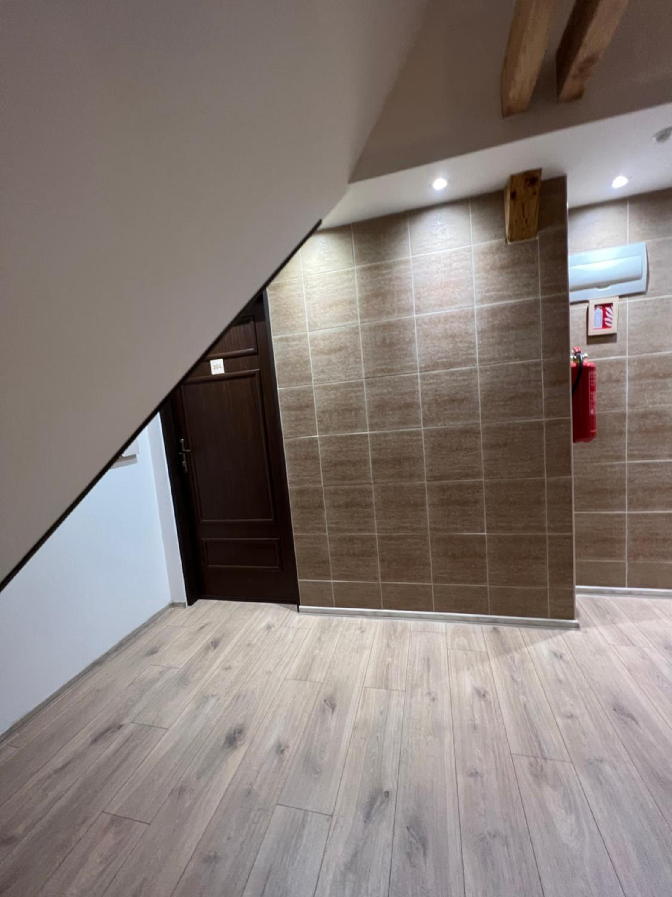 Executive Suite - Photo 27