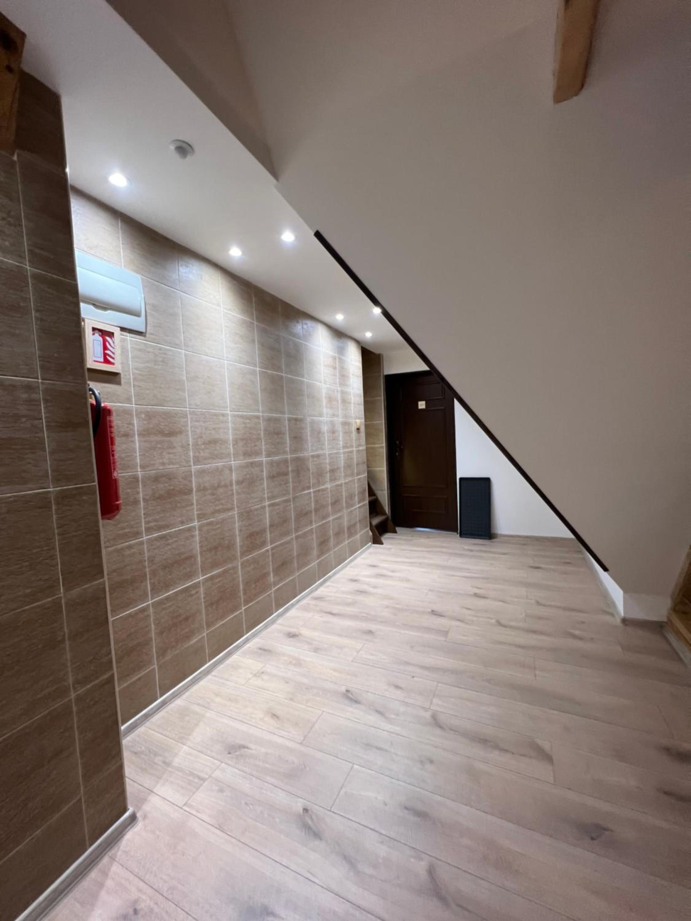 Executive Suite - Photo 26
