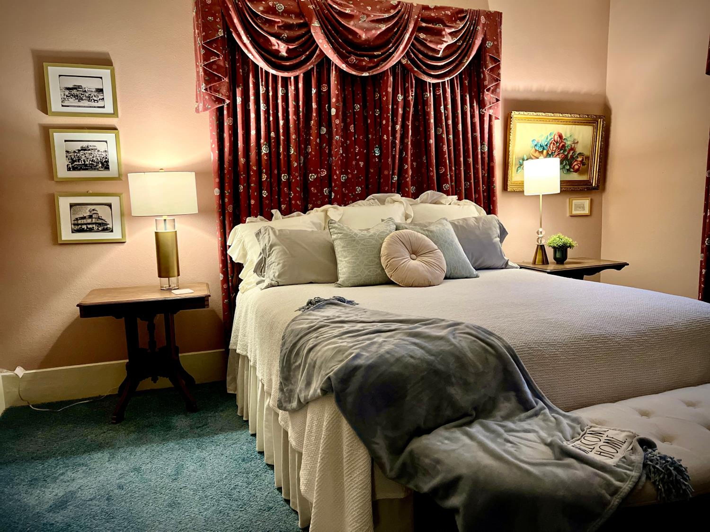 Deluxe King Room - Photo 1