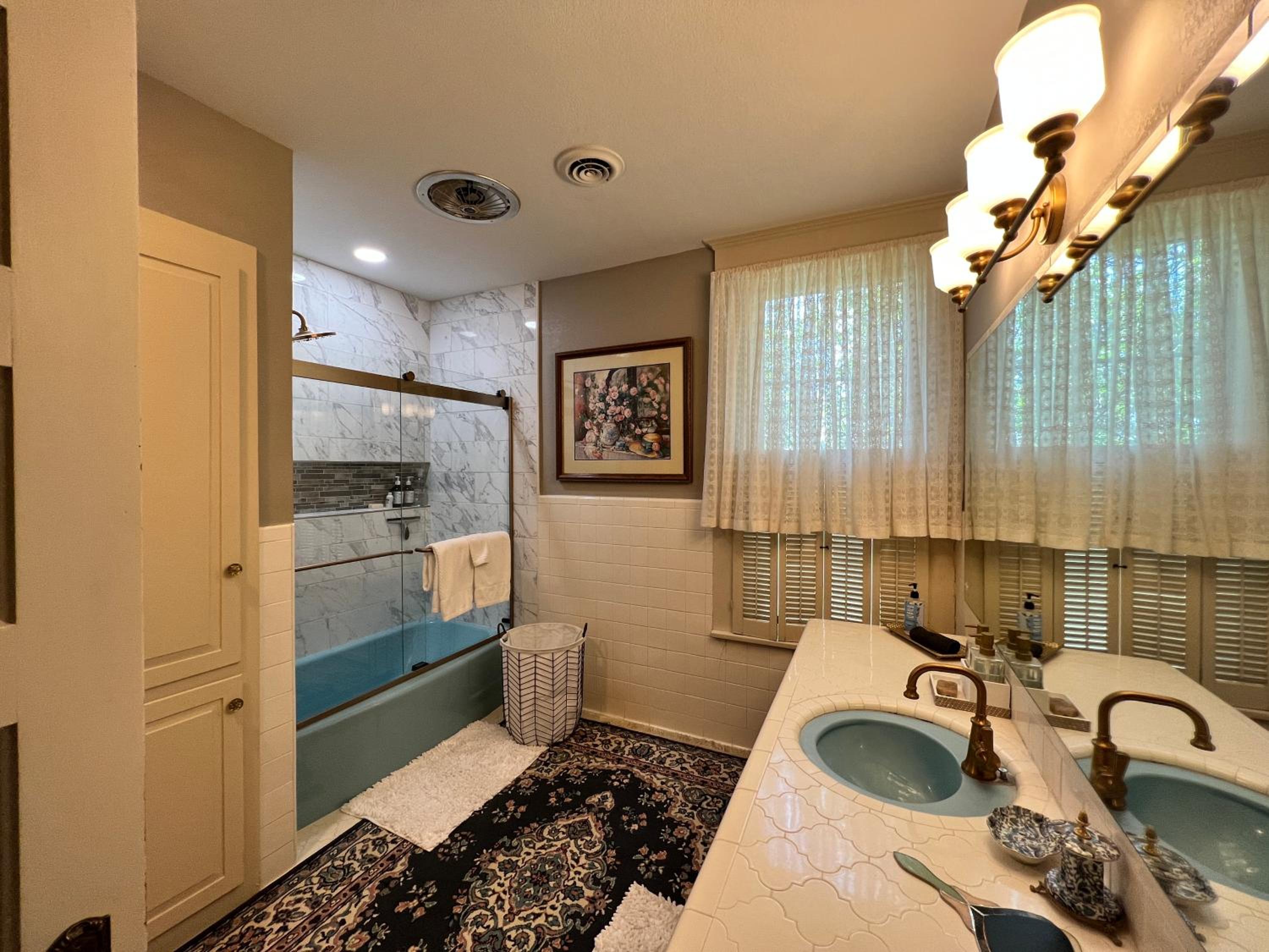 Deluxe King Room - Photo 2