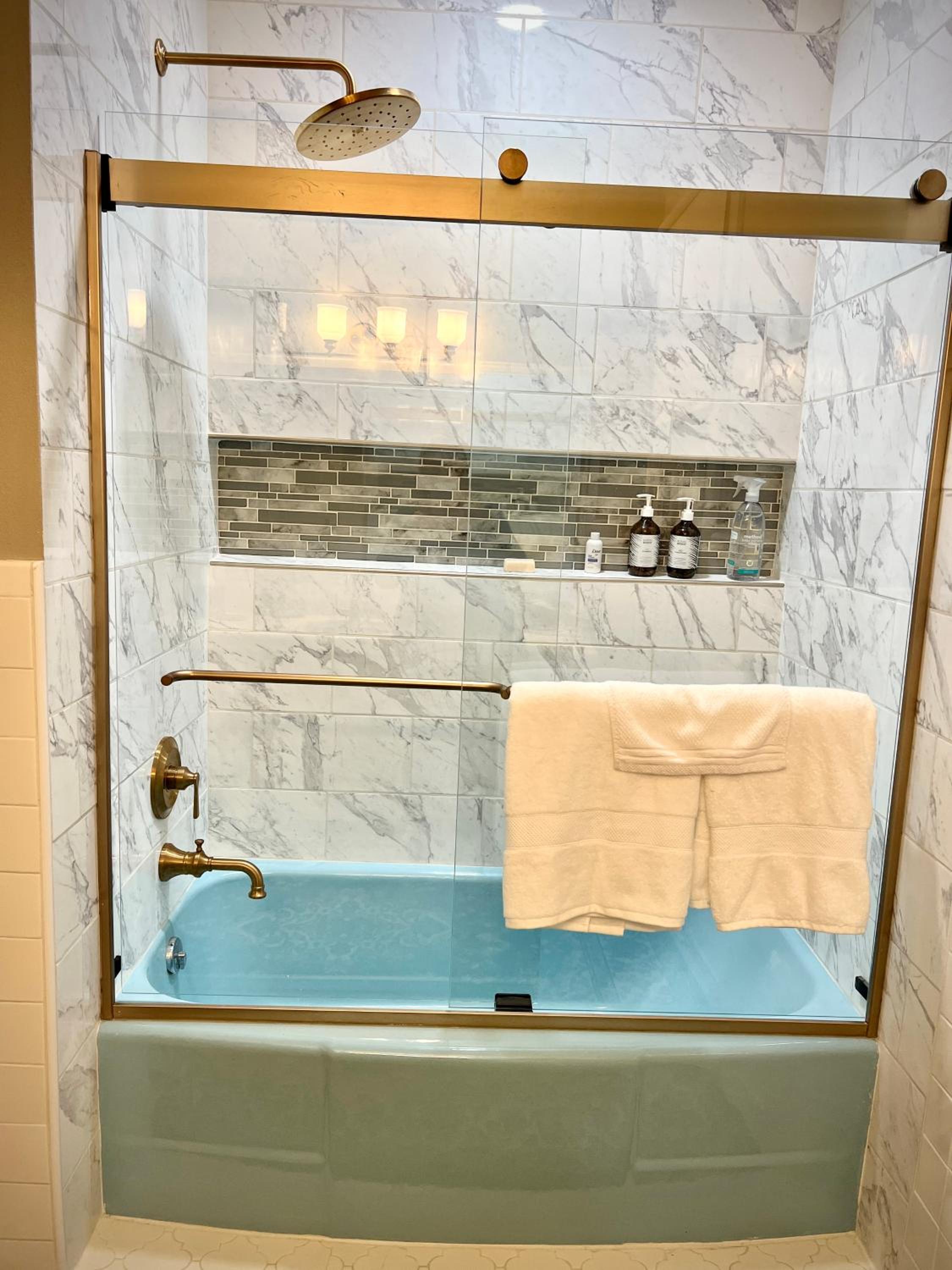Deluxe King Room - Photo 8