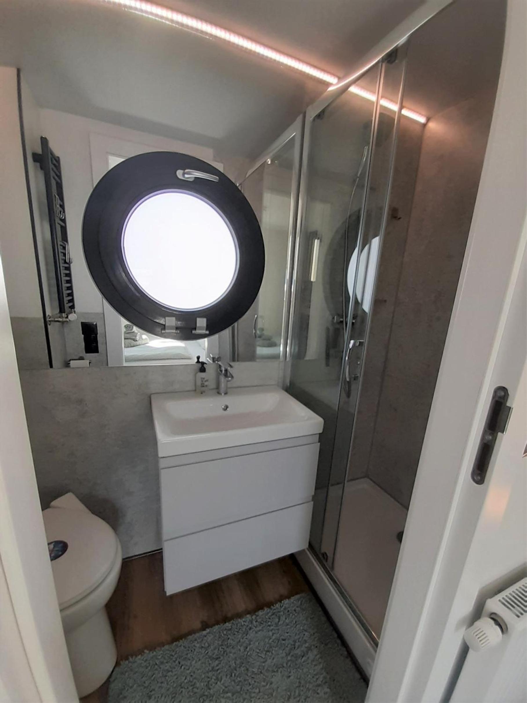 Mobile Home photo 3