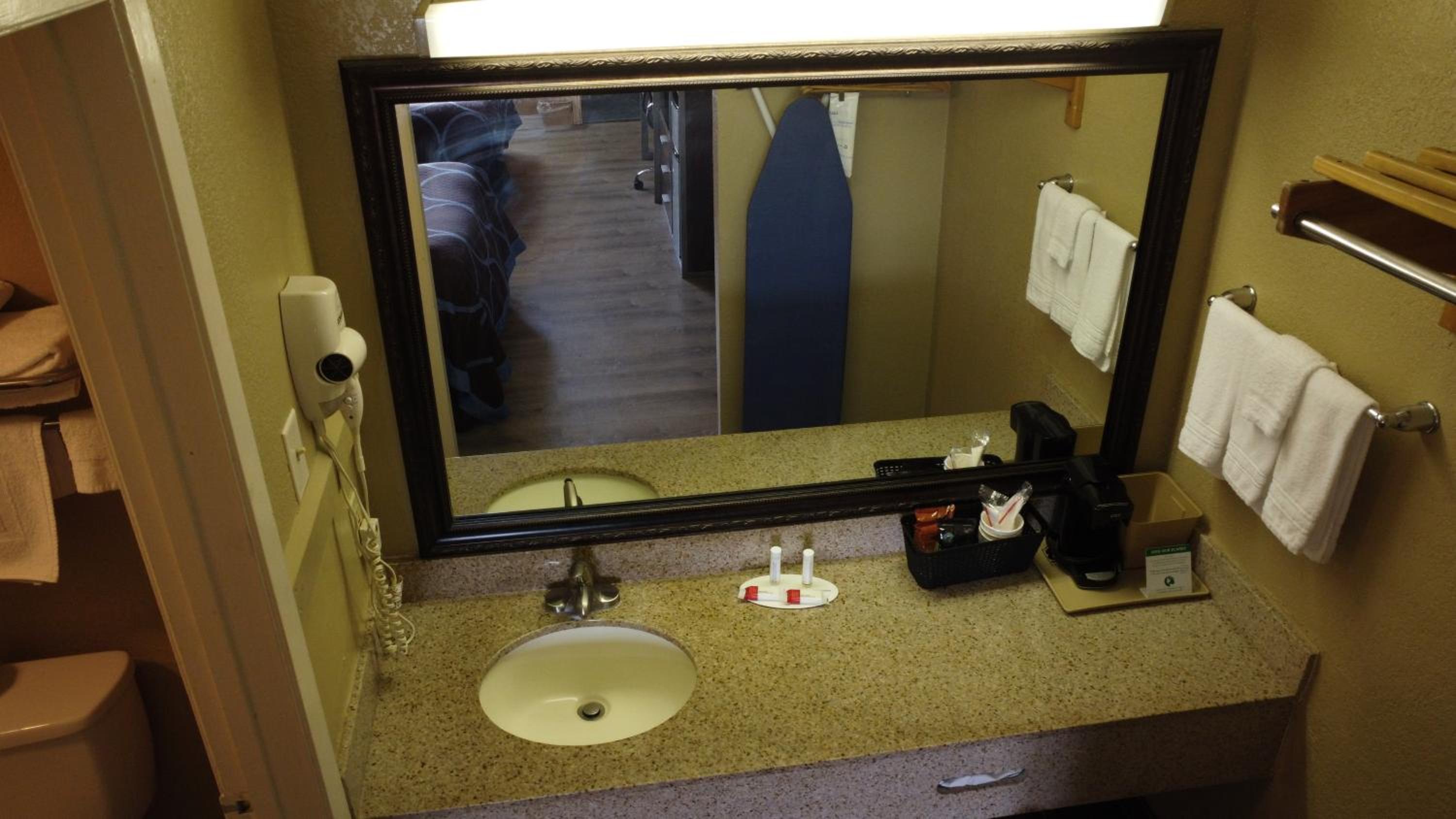 King Room - Non-Smoking - Photo 4