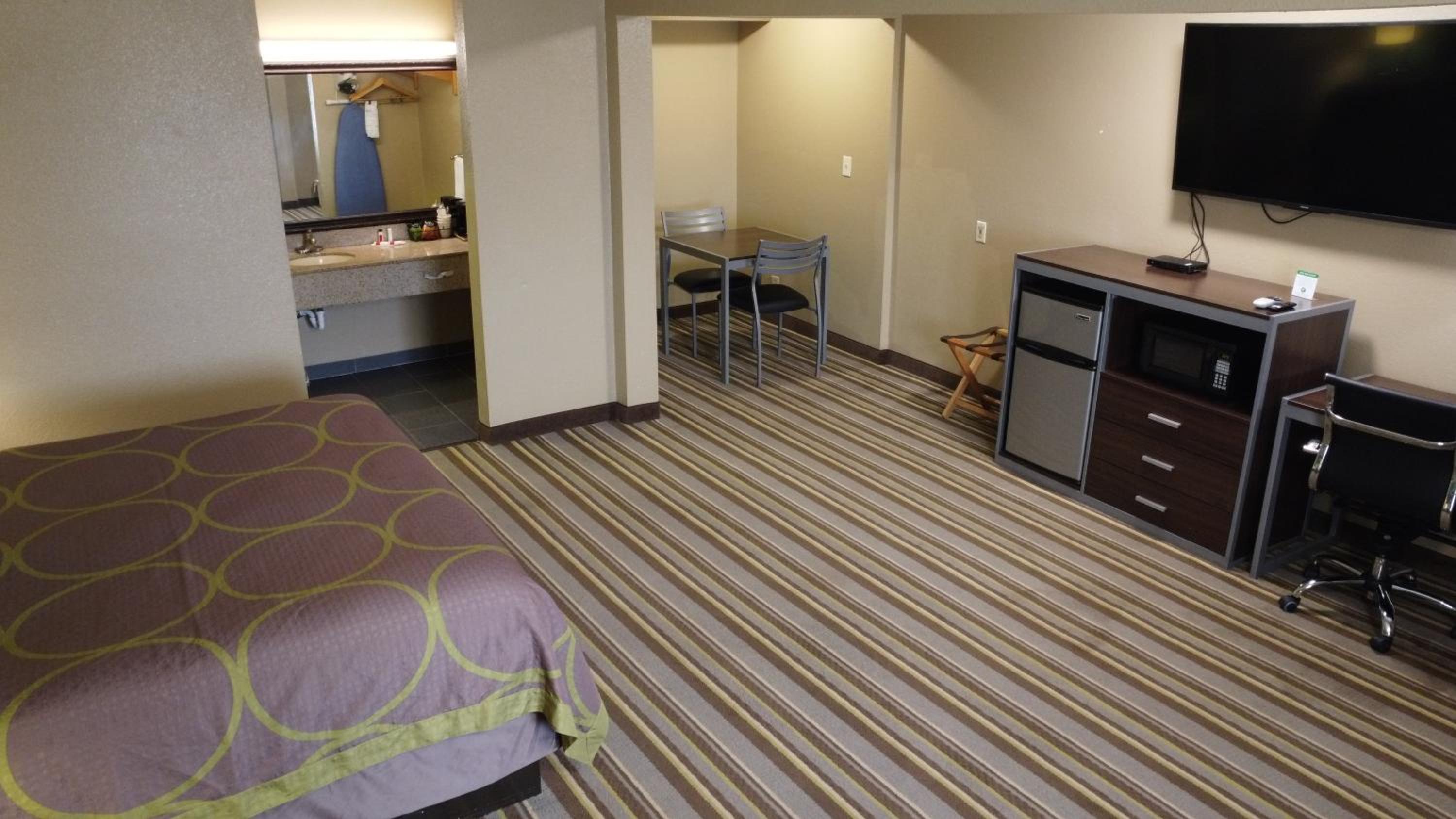 Deluxe King Room - Non-Smoking - Photo 3