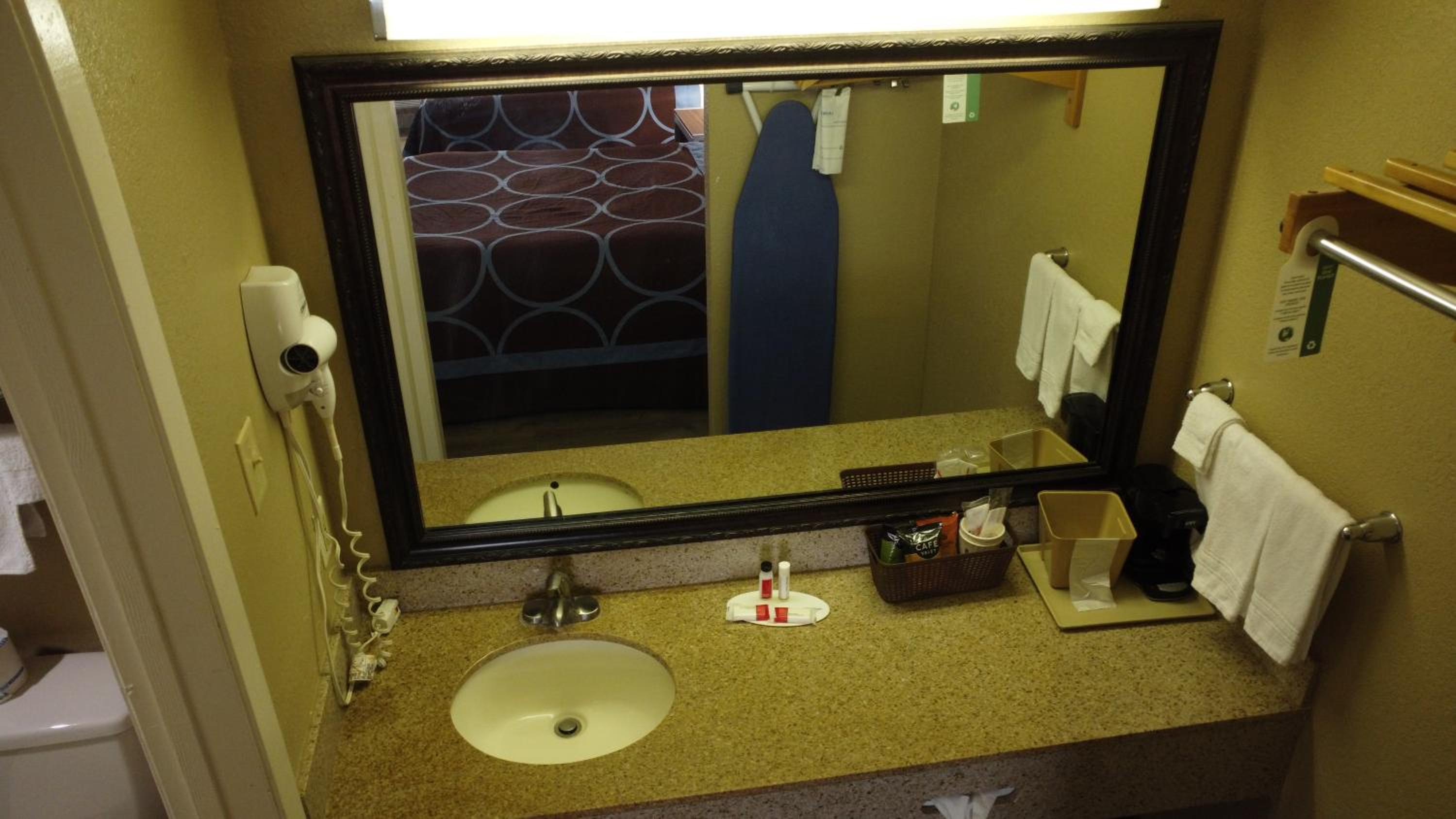 Deluxe King Room - Non-Smoking - Photo 2