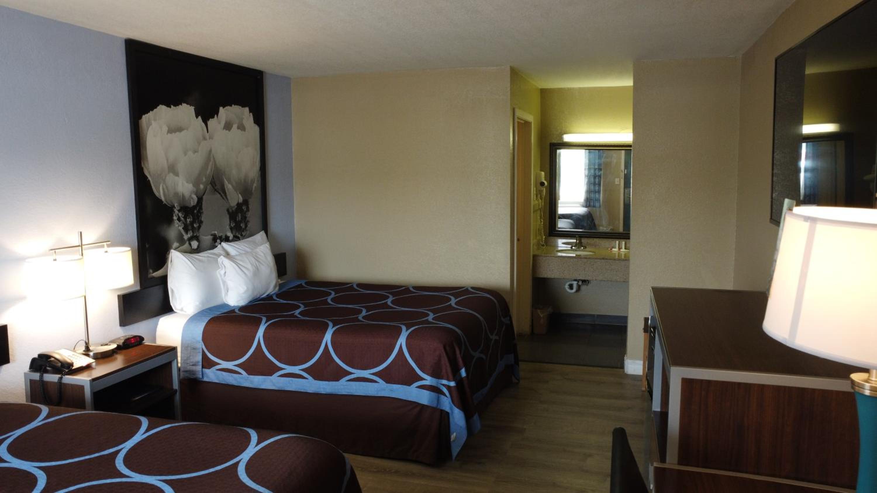 Queen Room with Two Queen Beds - Non-Smoking - Photo 3