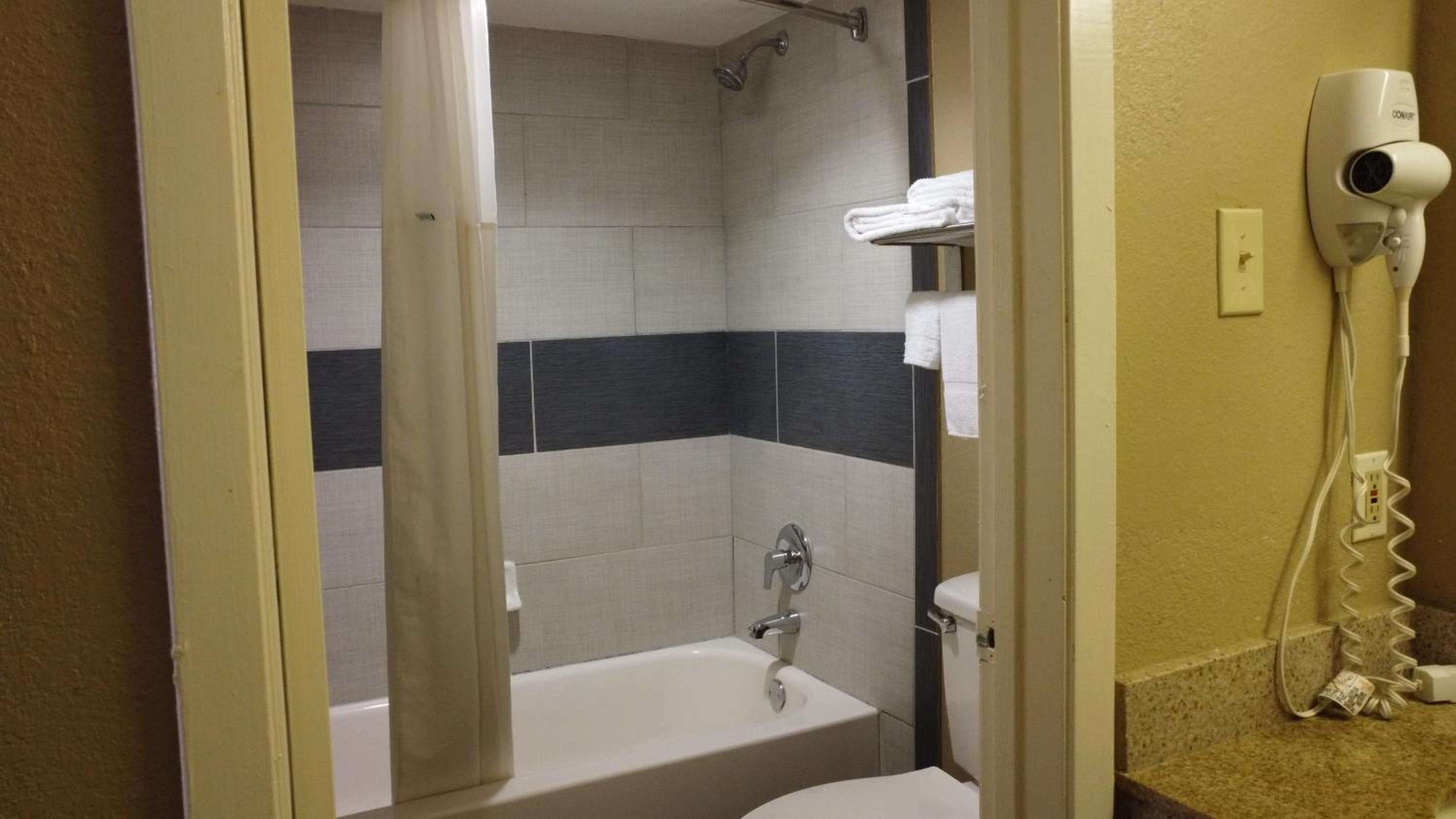 Deluxe Queen Room with Two Queen Beds - Non-Smoking - Photo 6