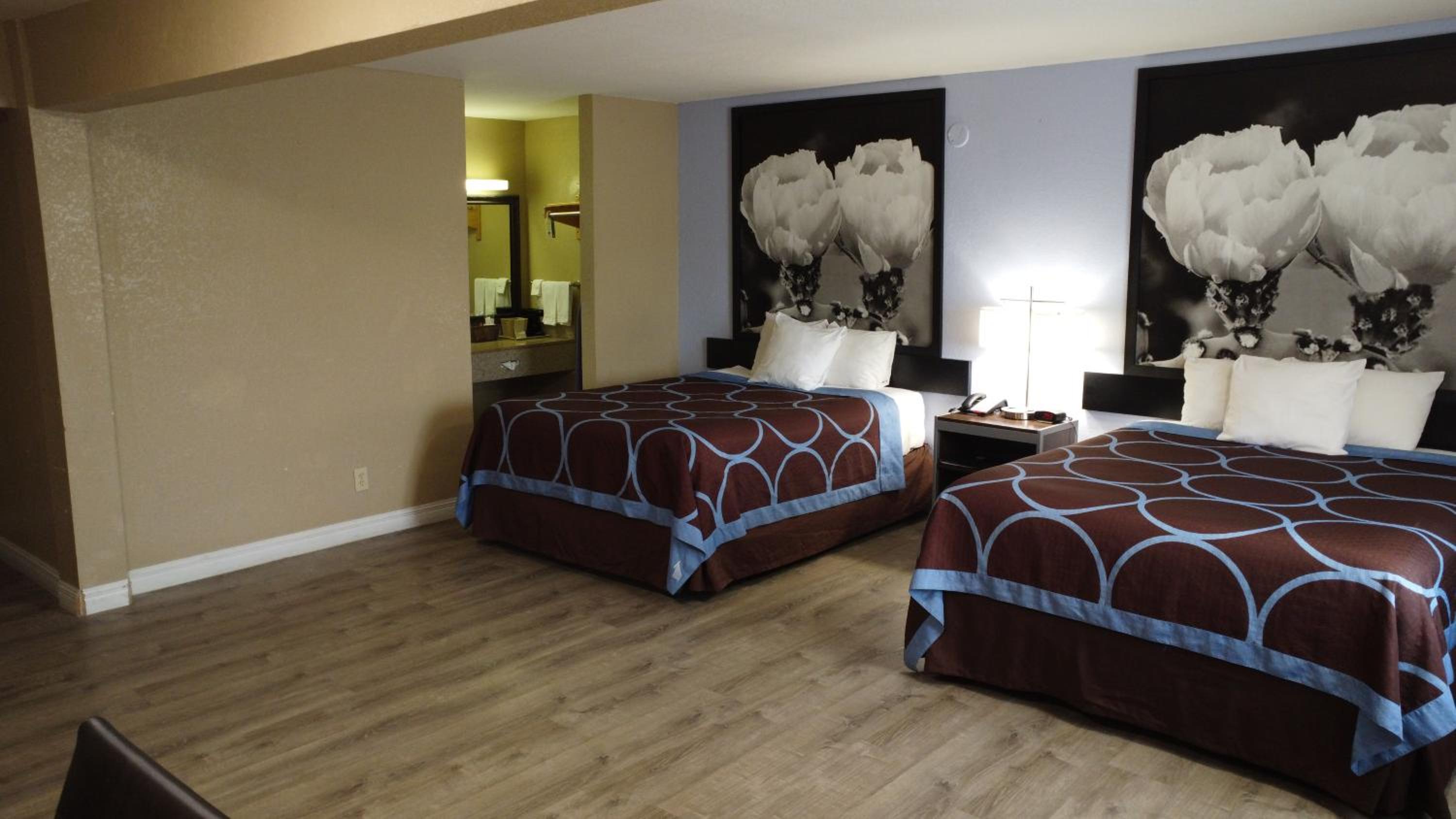 Deluxe Queen Room with Two Queen Beds - Non-Smoking - Photo 3