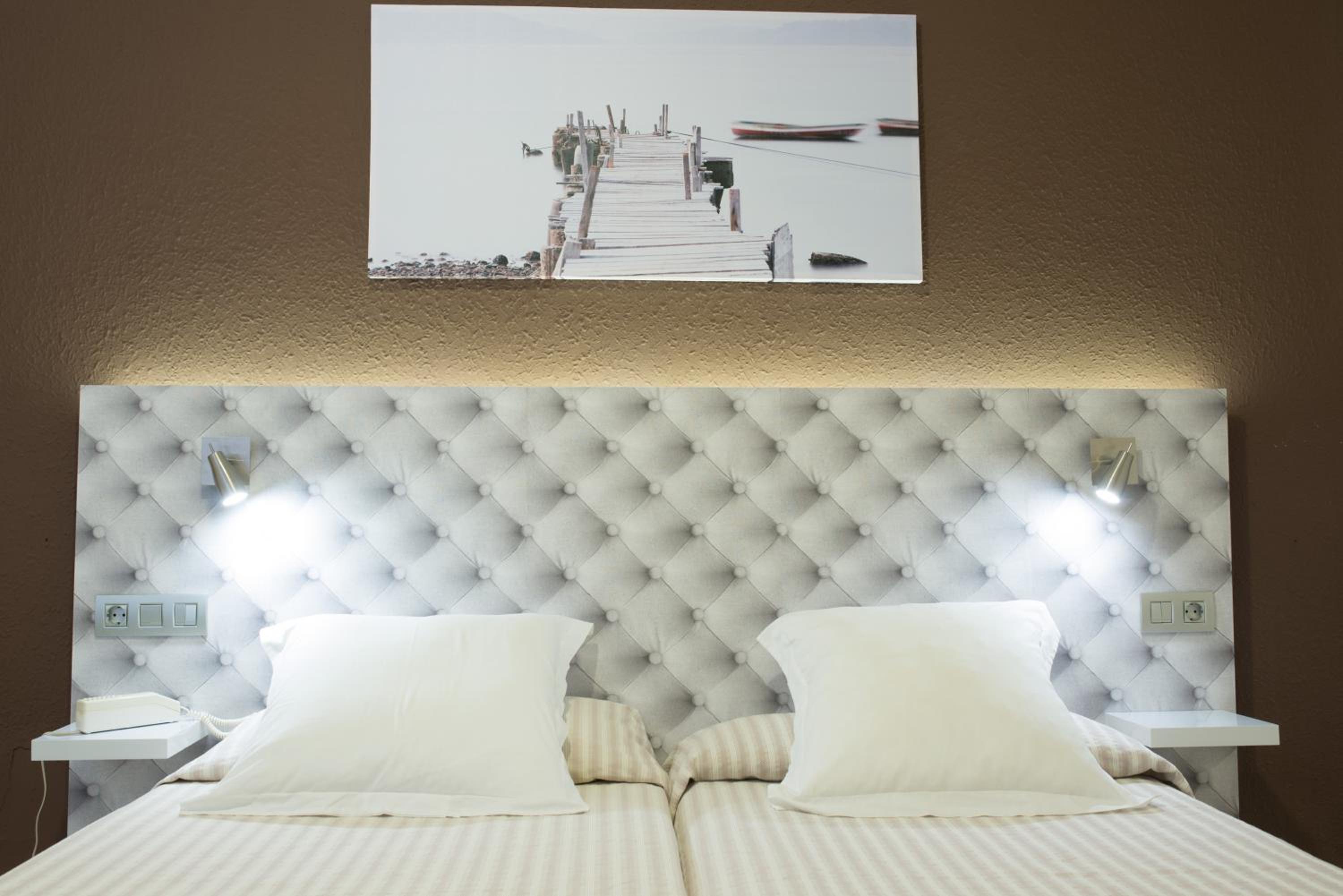 Economy Twin Room photo 3