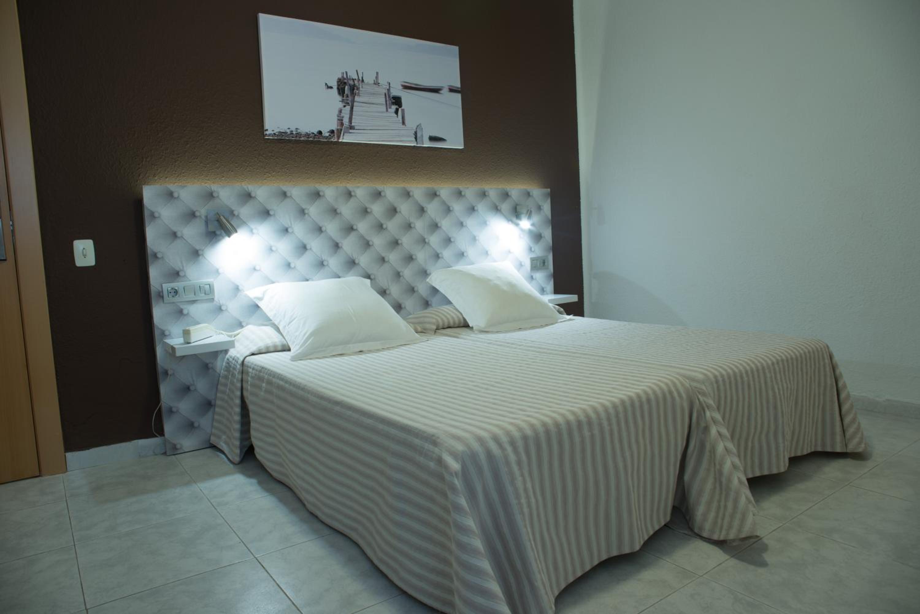Economy Twin Room photo 2