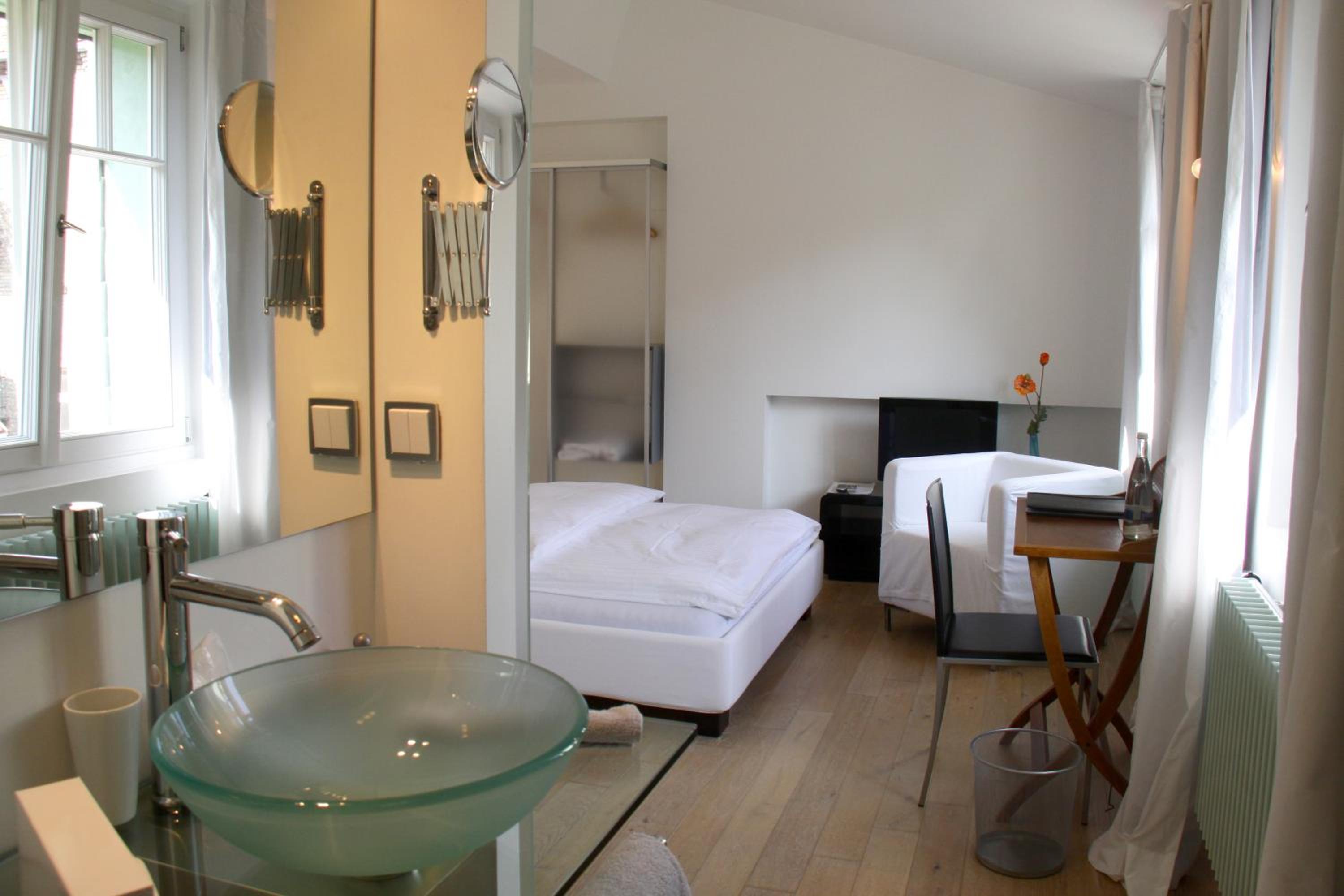 Budget Double Room photo 3