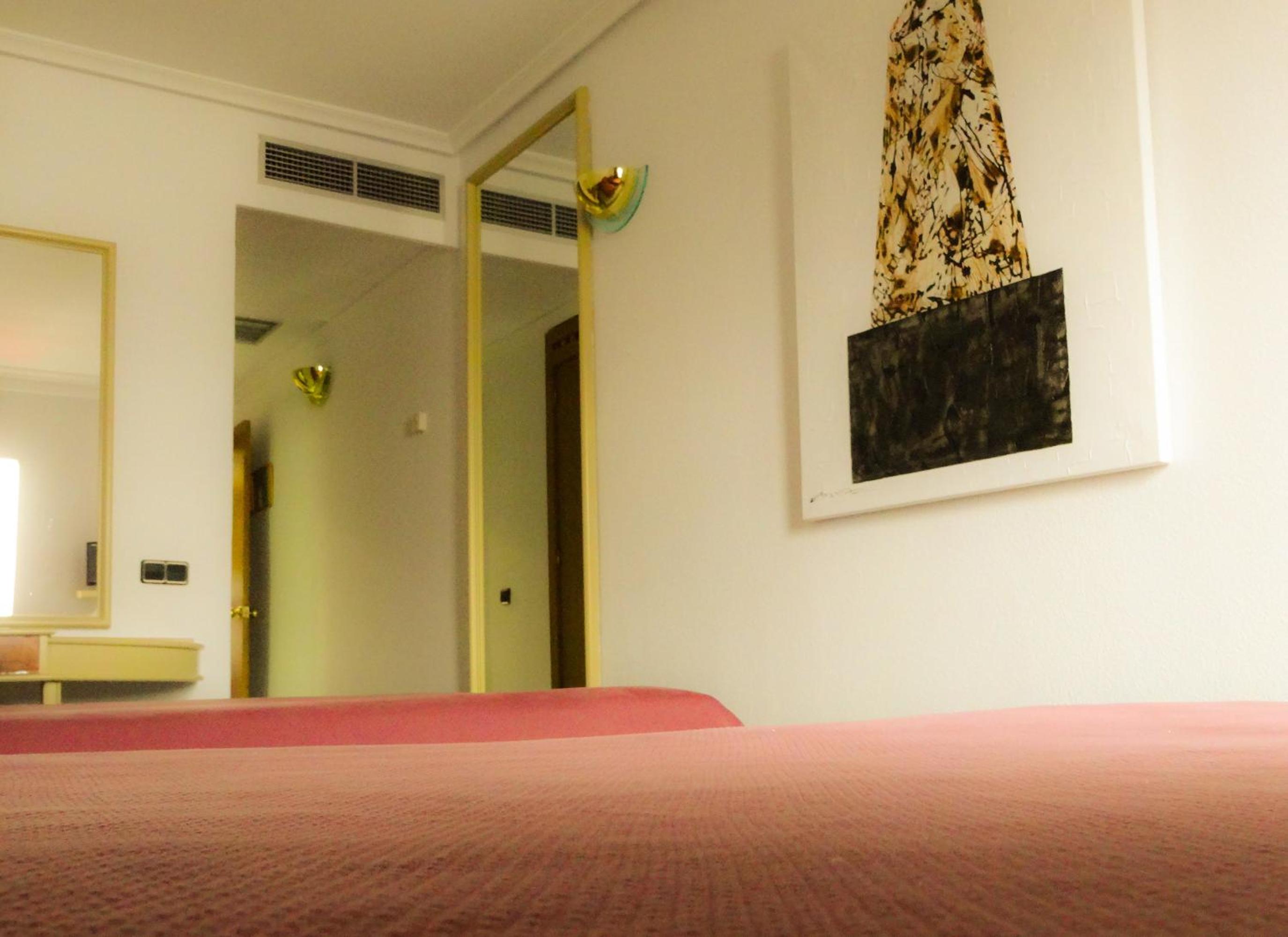 Twin Room with Private Bathroom - Photo 3