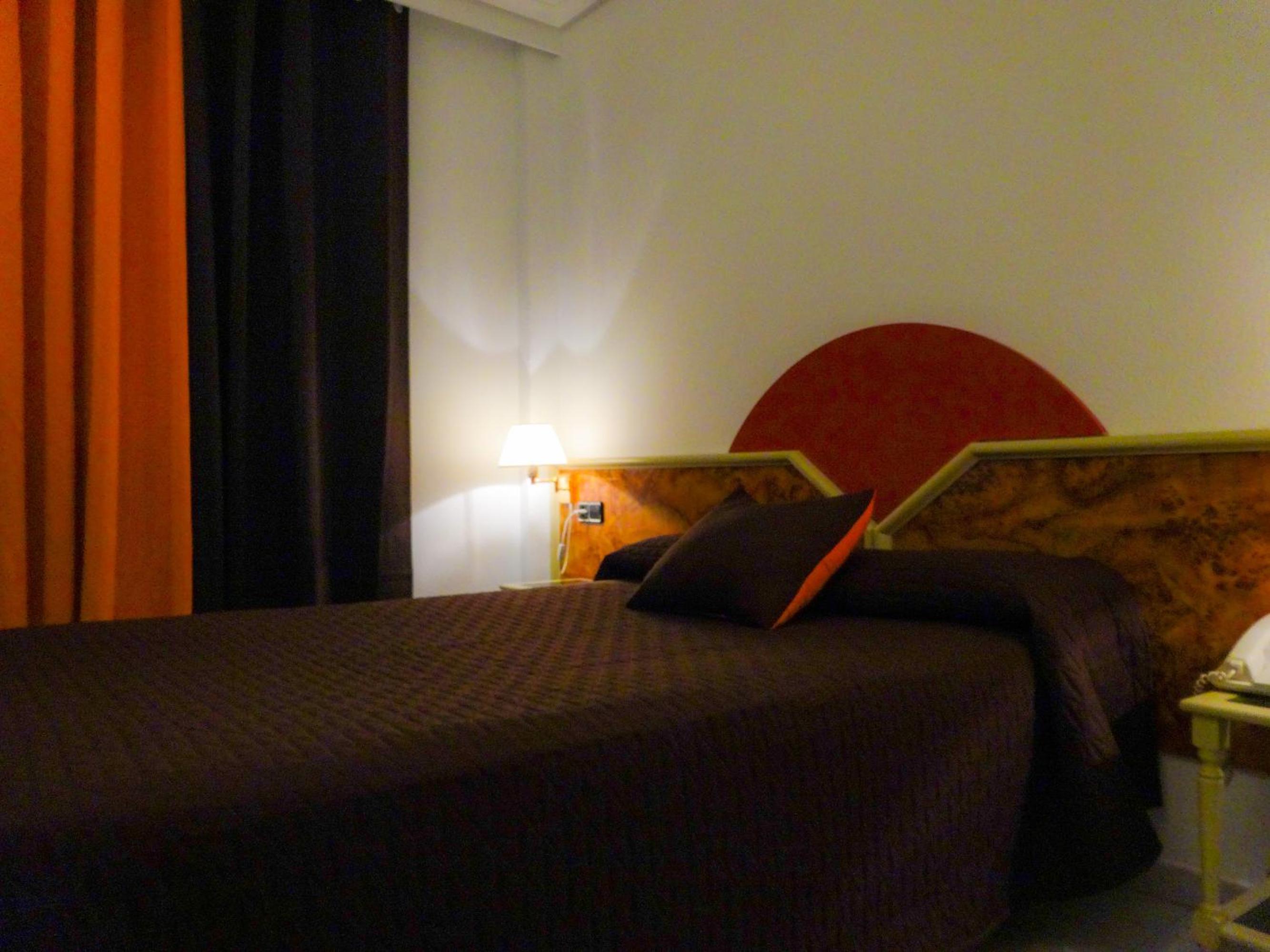 Twin Room with Private Bathroom - Photo 7