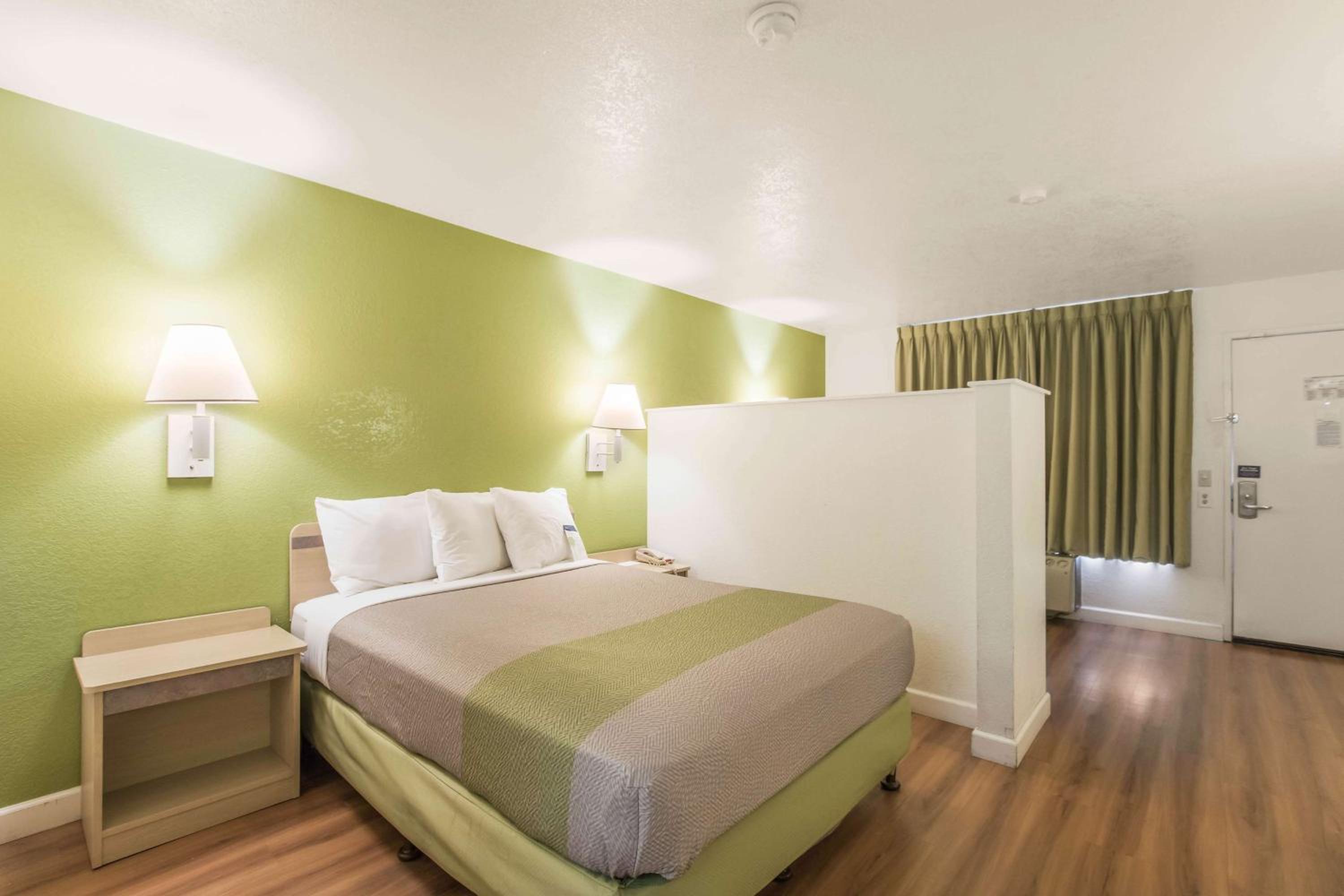 Queen Room - Non-Smoking - Photo 2