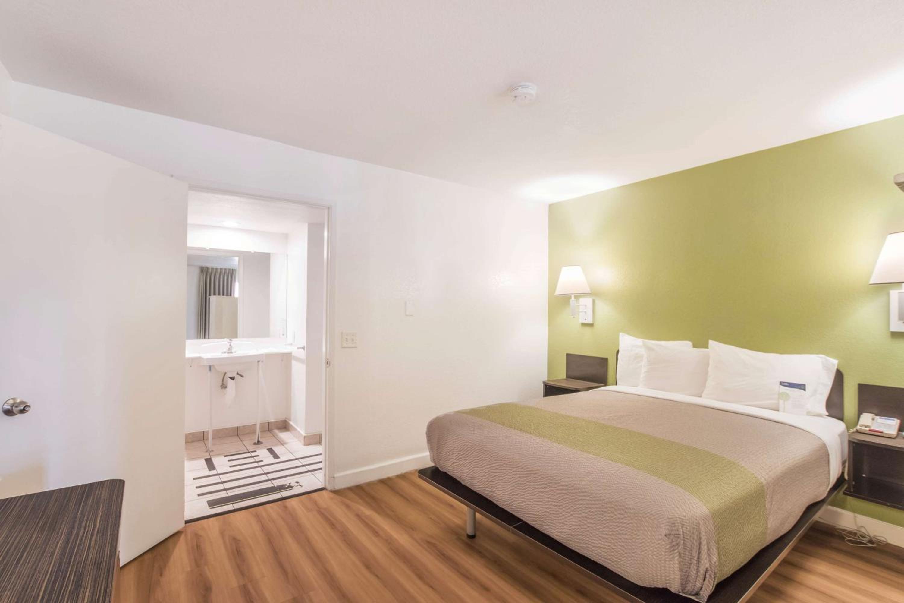 Queen Room - Non-Smoking - Photo 3