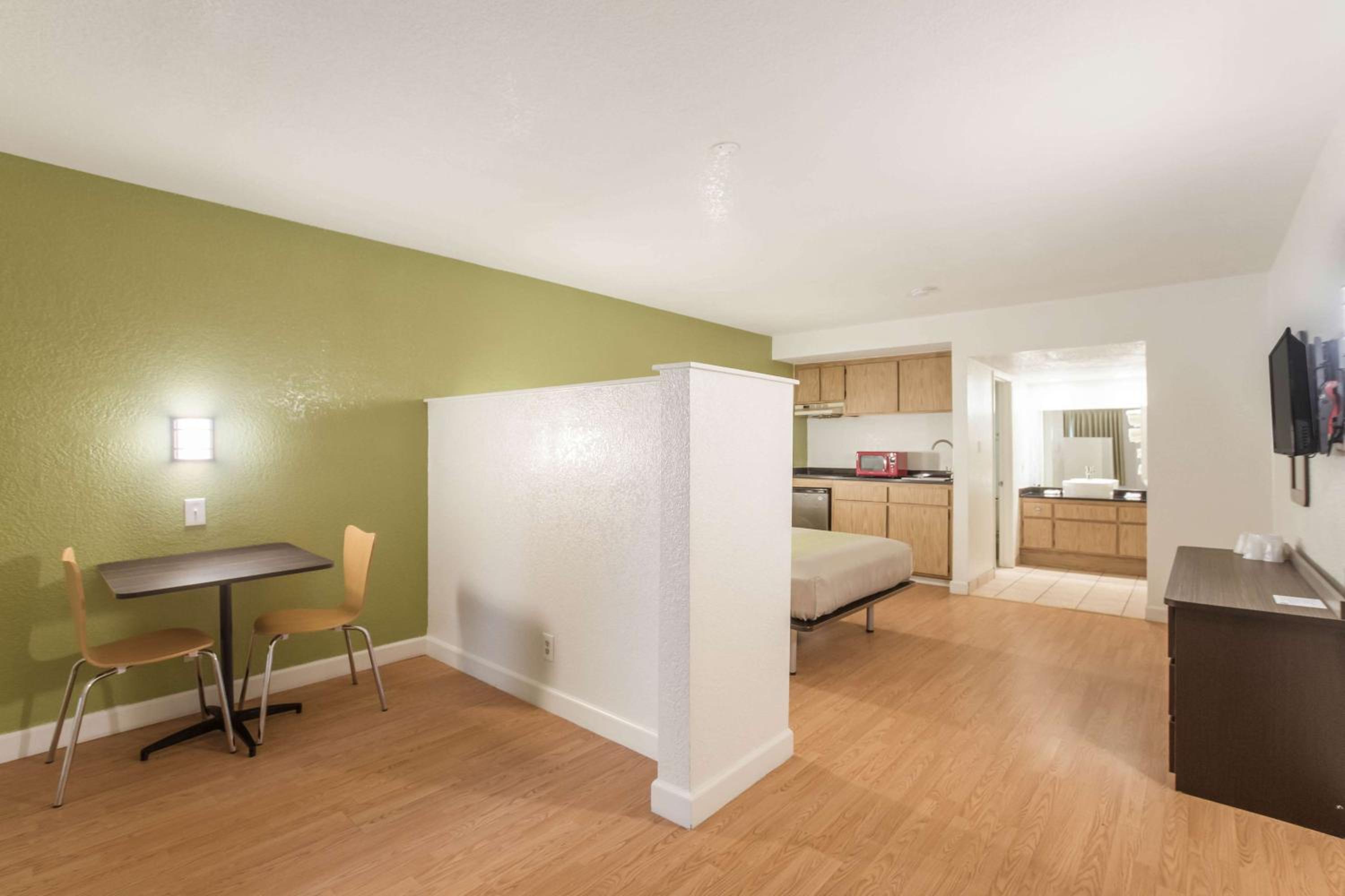 Deluxe Queen Room - Non-Smoking - Photo 1