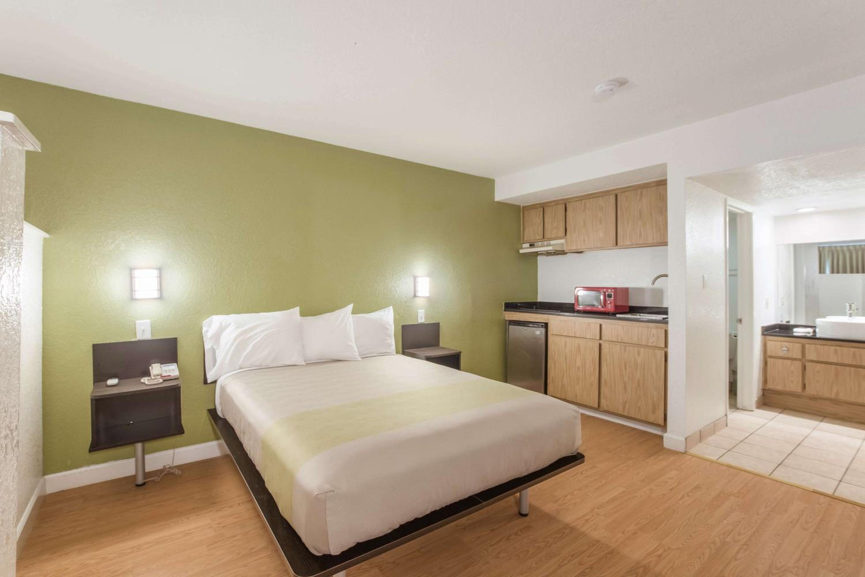 Deluxe Queen Room - Non-Smoking - Photo 6