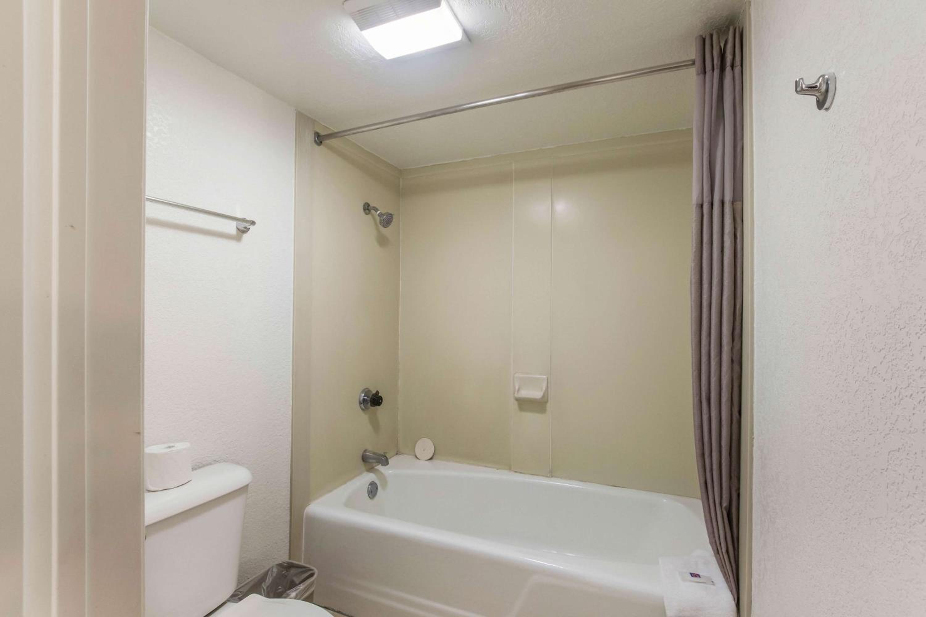 Queen Room - Non-Smoking - Photo 5