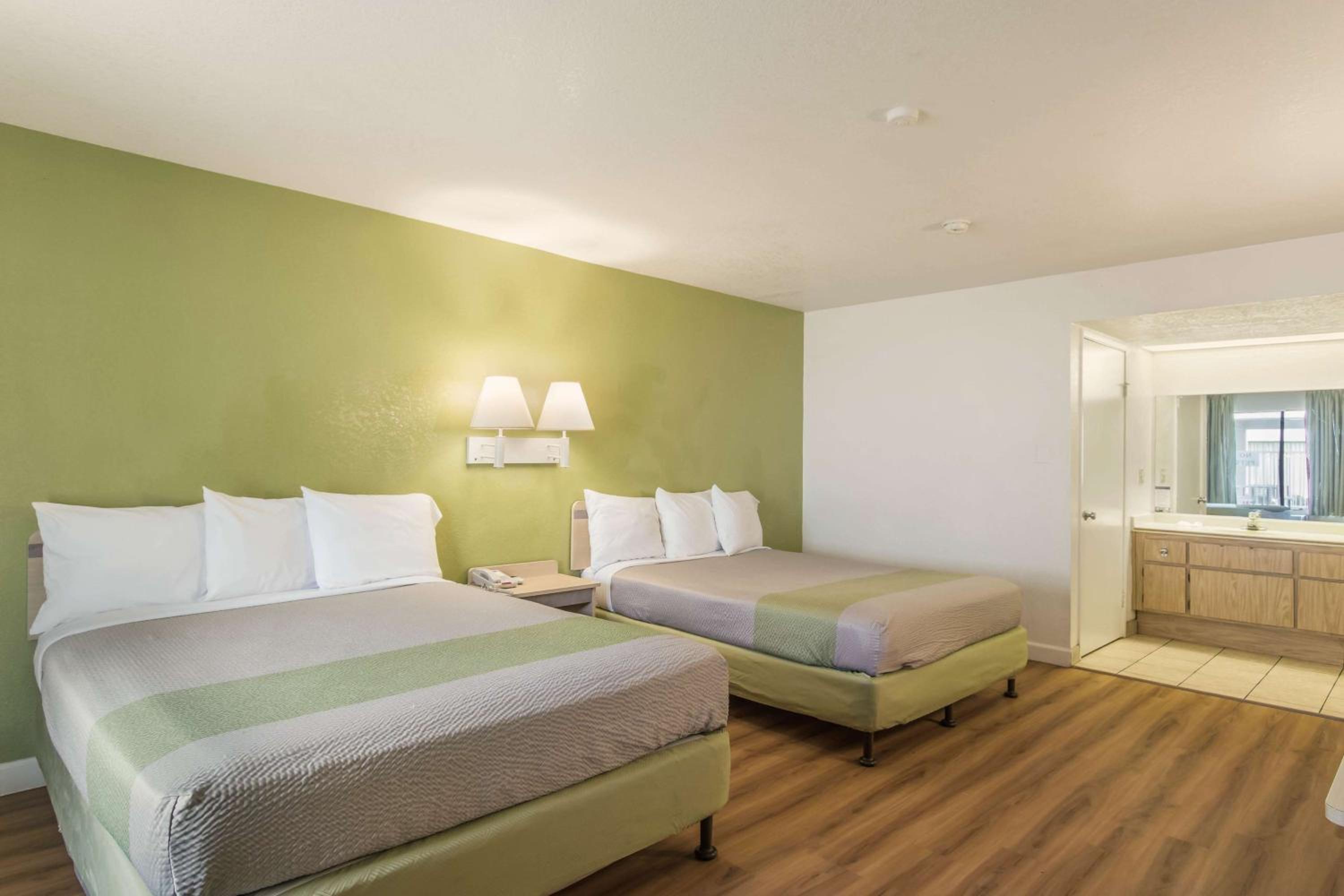 Quadruple Room - Non-Smoking - Photo 3