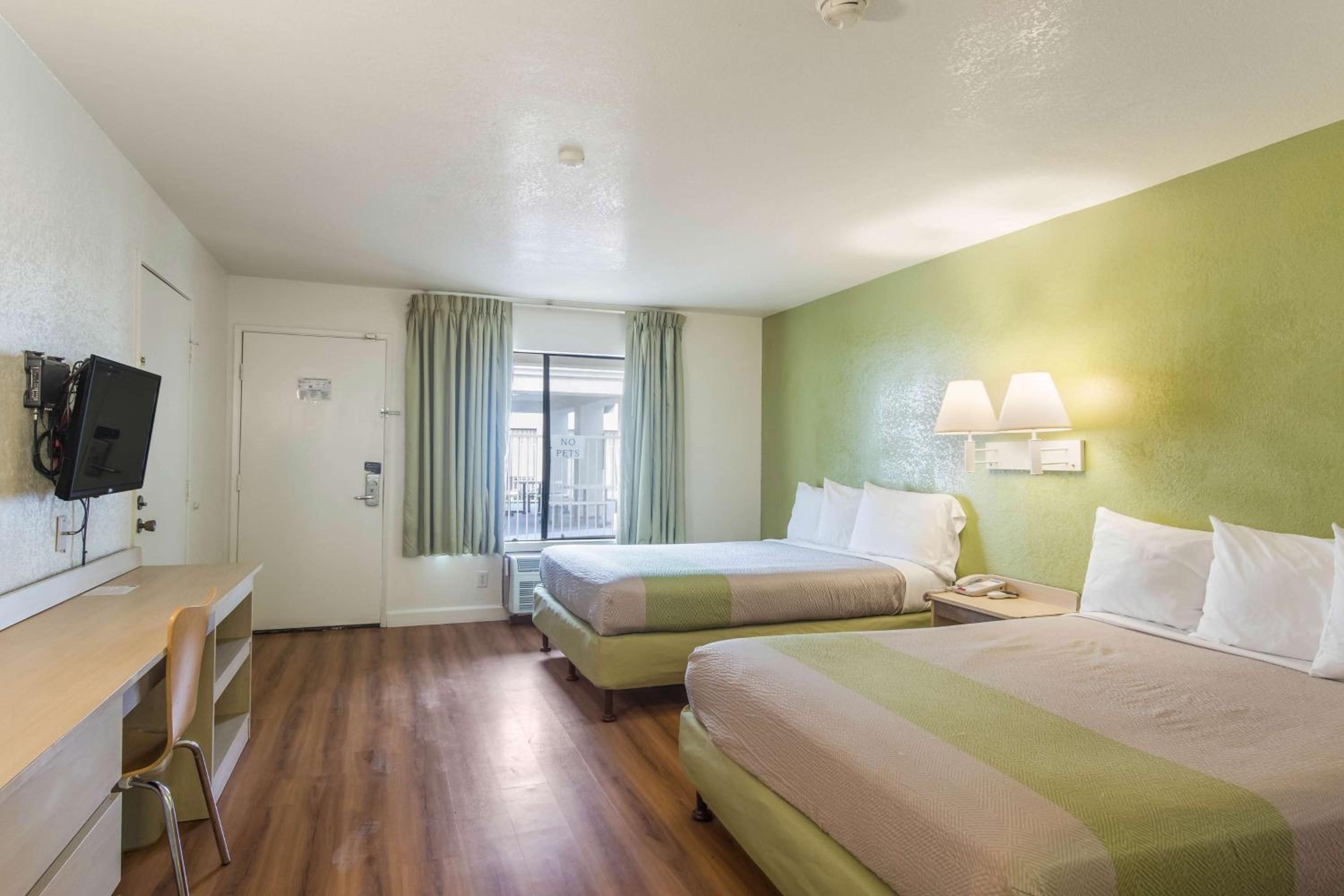 Quadruple Room - Non-Smoking - Photo 2