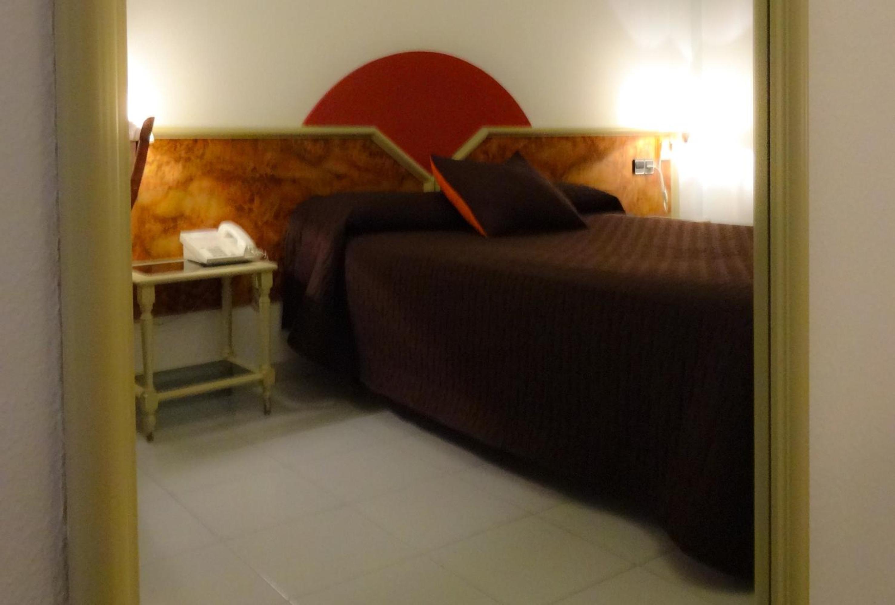 Twin Room with Private Bathroom - Photo 4