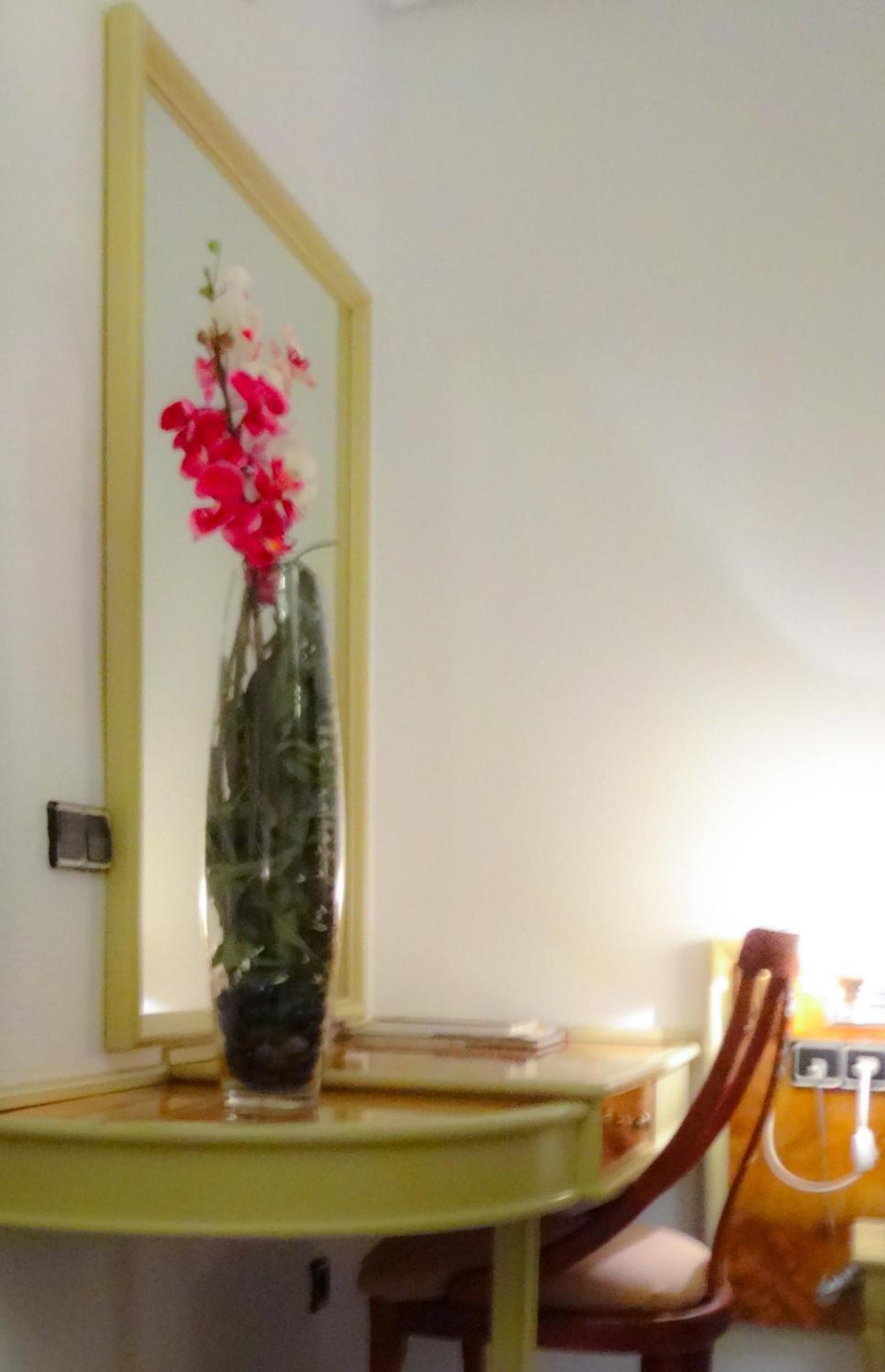 Twin Room with Private Bathroom - Photo 11
