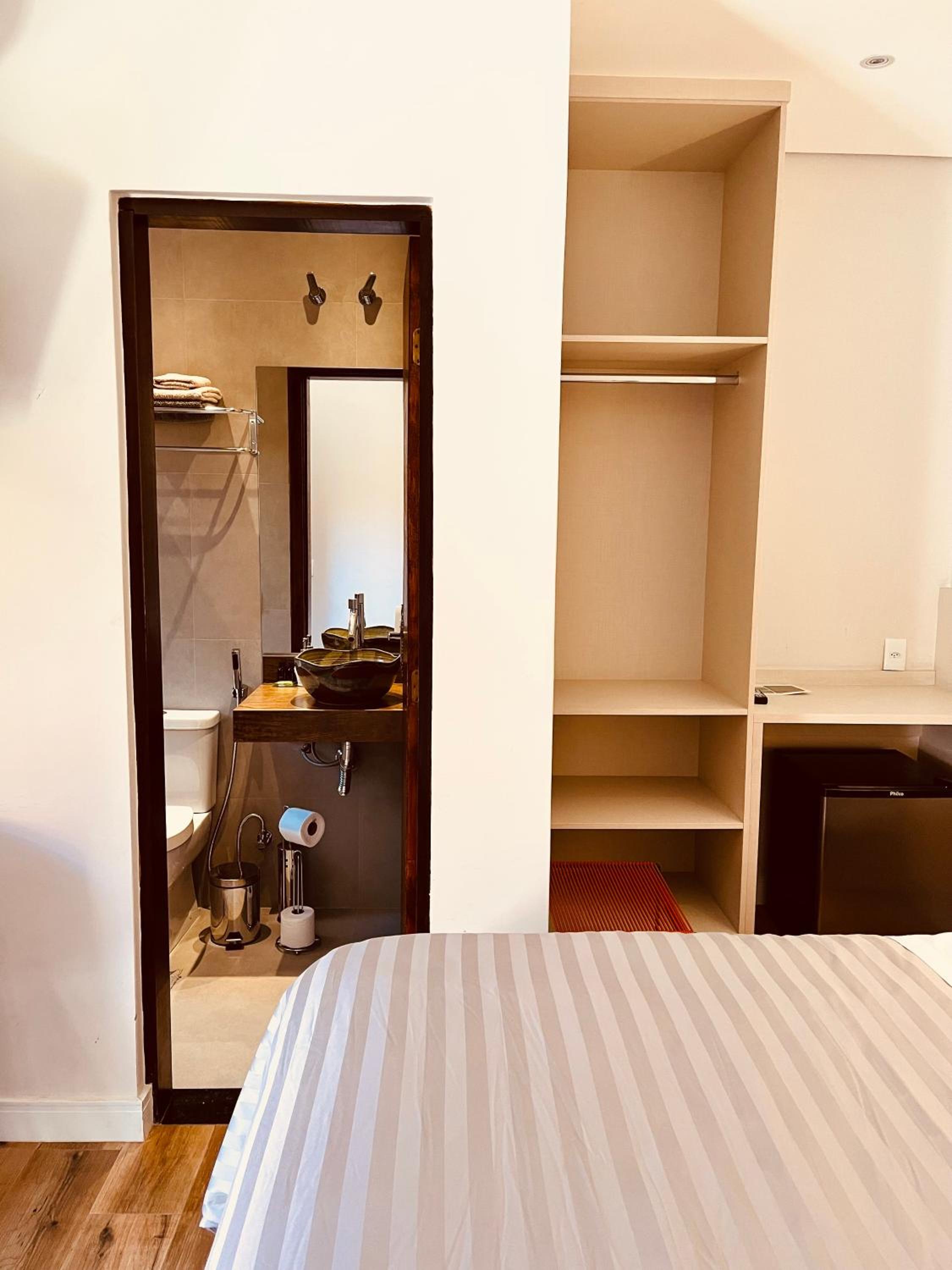 Queen Suite - Photo 16