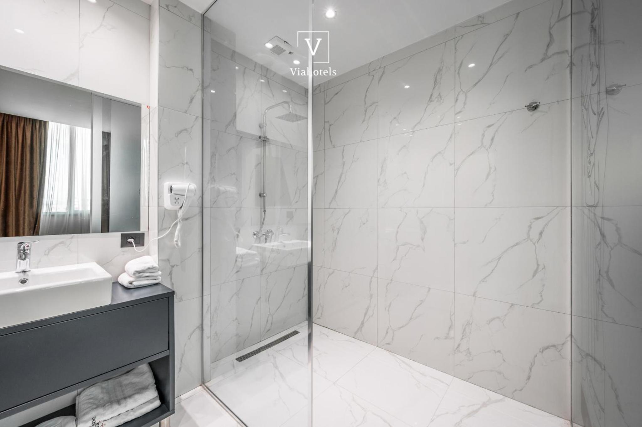 Deluxe Double or Twin Room with City View photo 3
