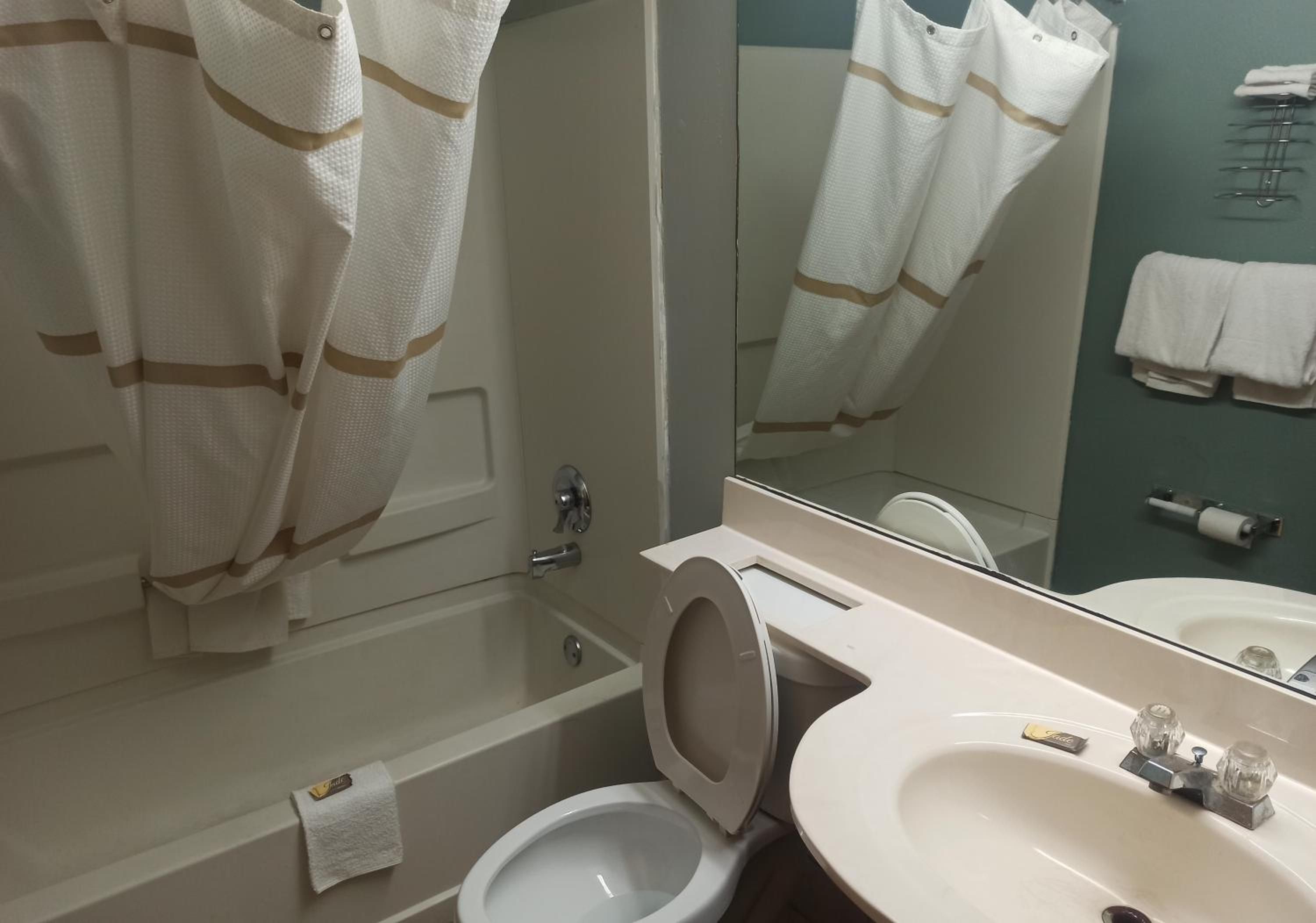 Queen Room - Non-Smoking - Photo 2