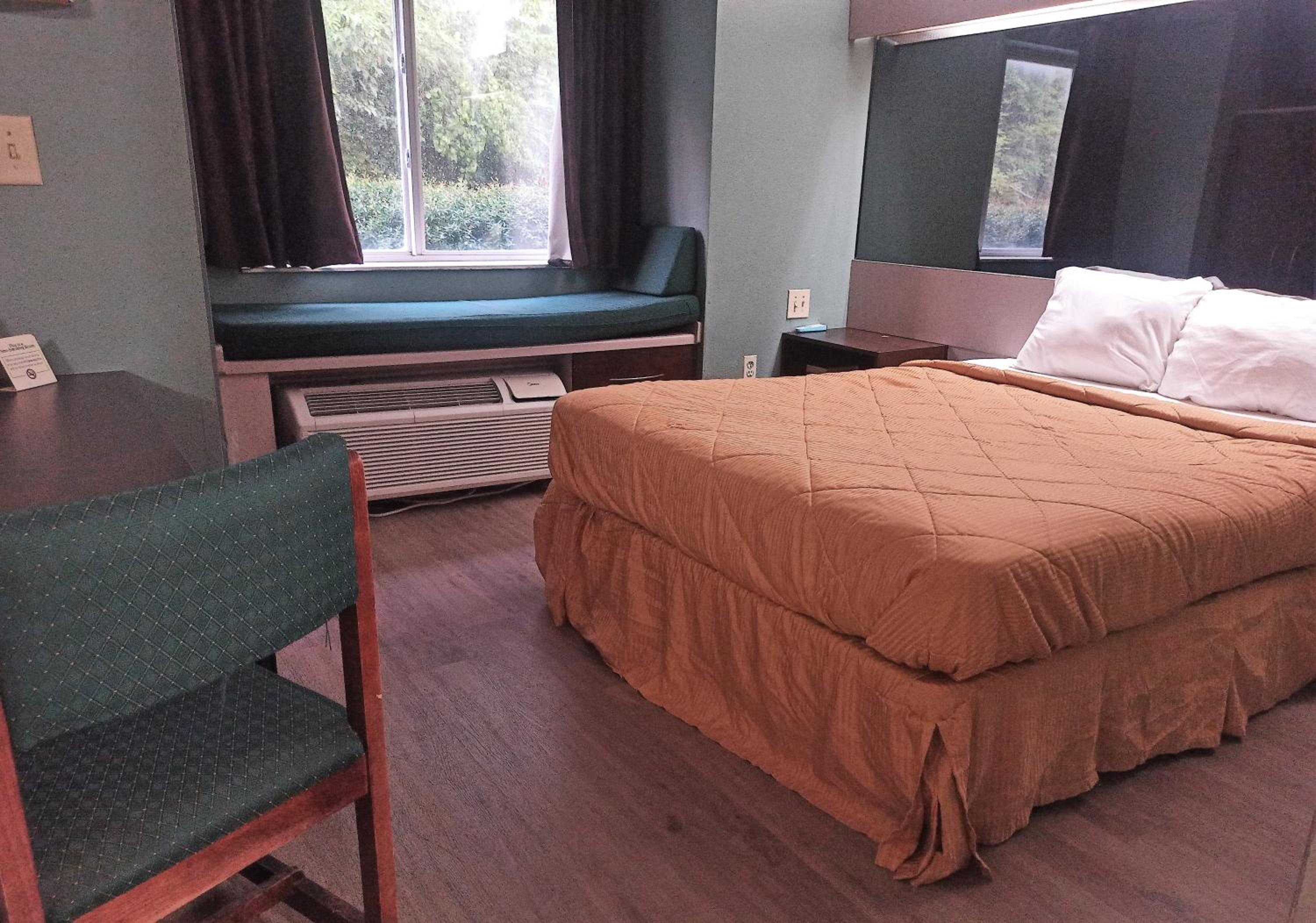 Queen Room - Non-Smoking - Photo 1