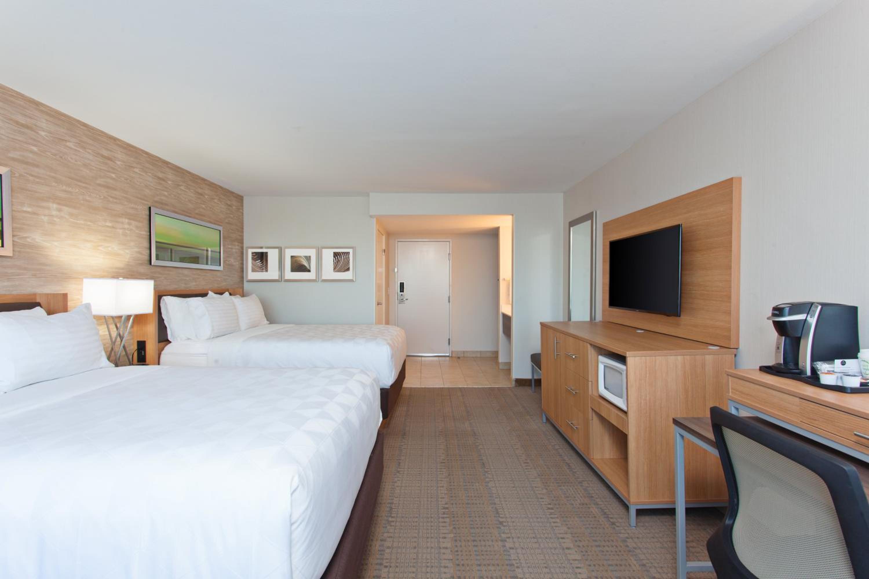 Standard Queen Room with Two Queen Beds - Photo 3