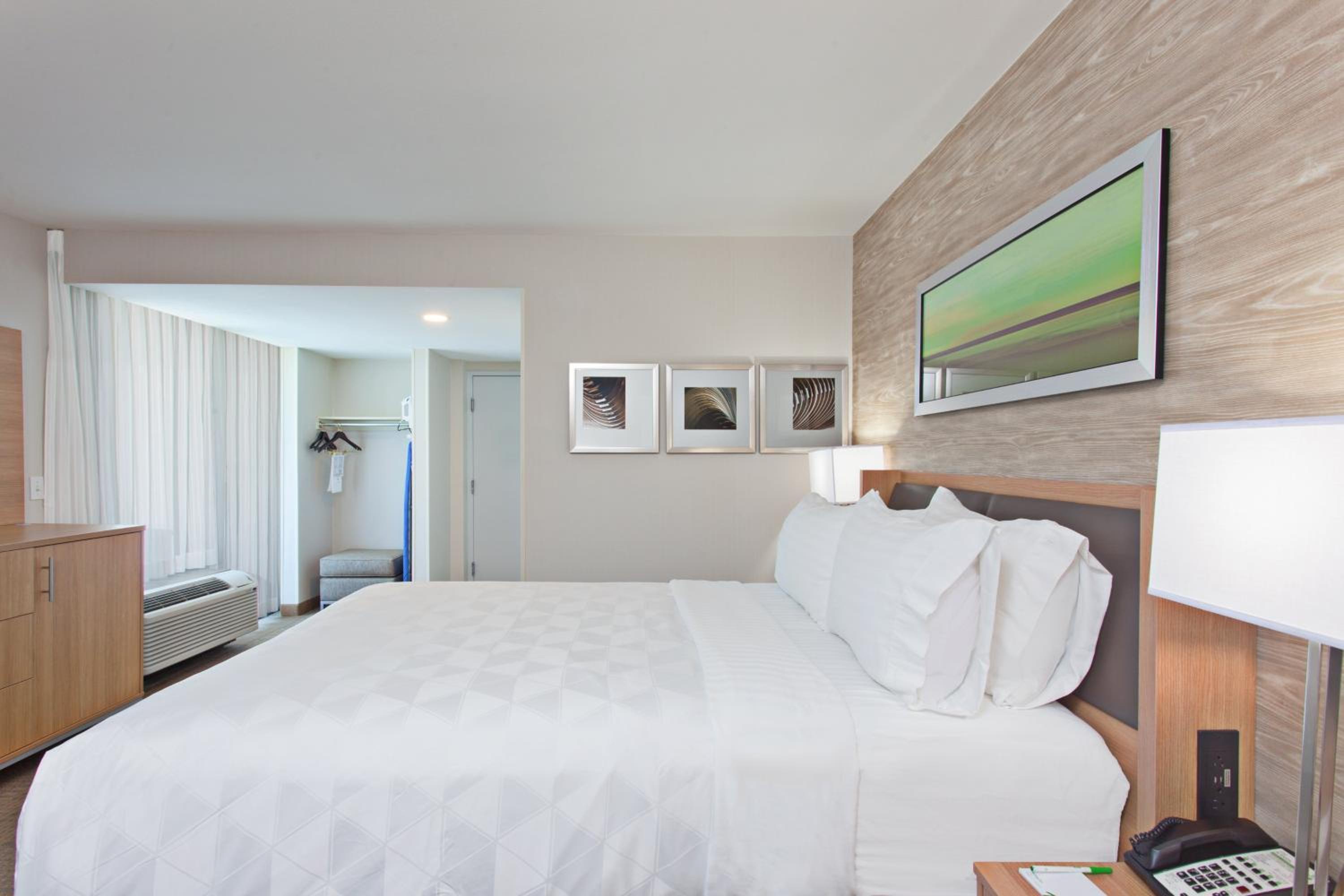 Standard Queen Room with Balcony - Photo 2