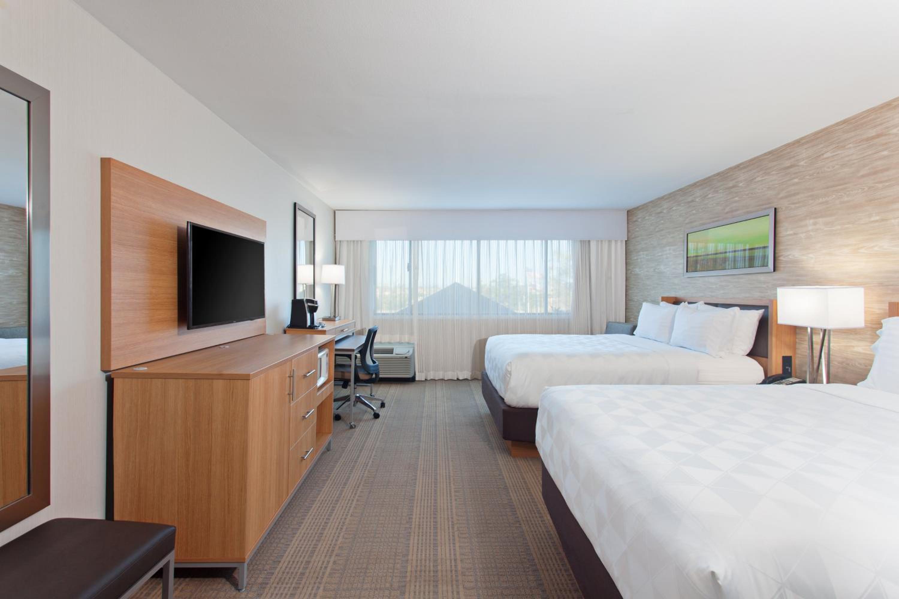 Standard Queen Room with Two Queen Beds - Photo 4