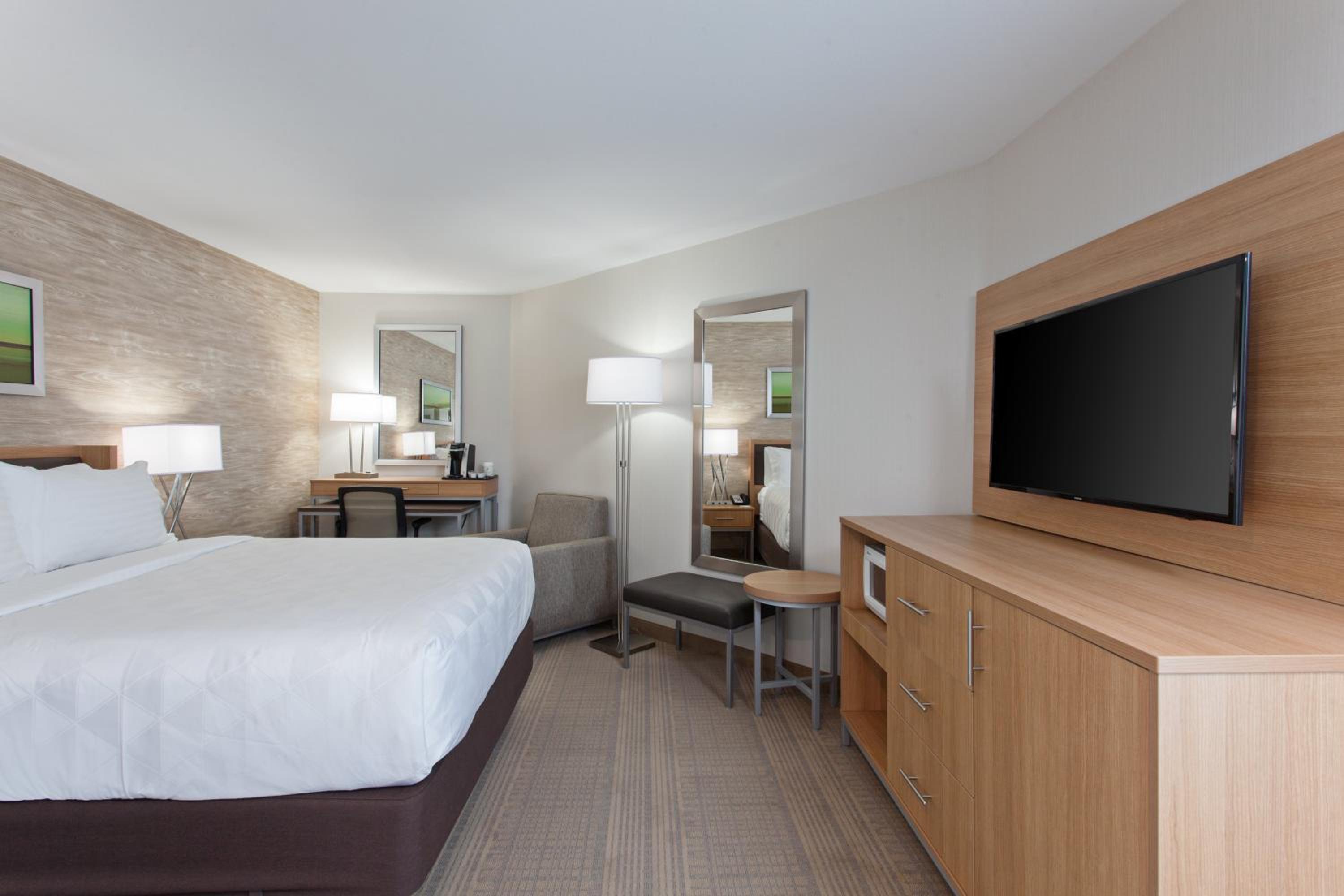 Standard King Room with Balcony - Photo 4