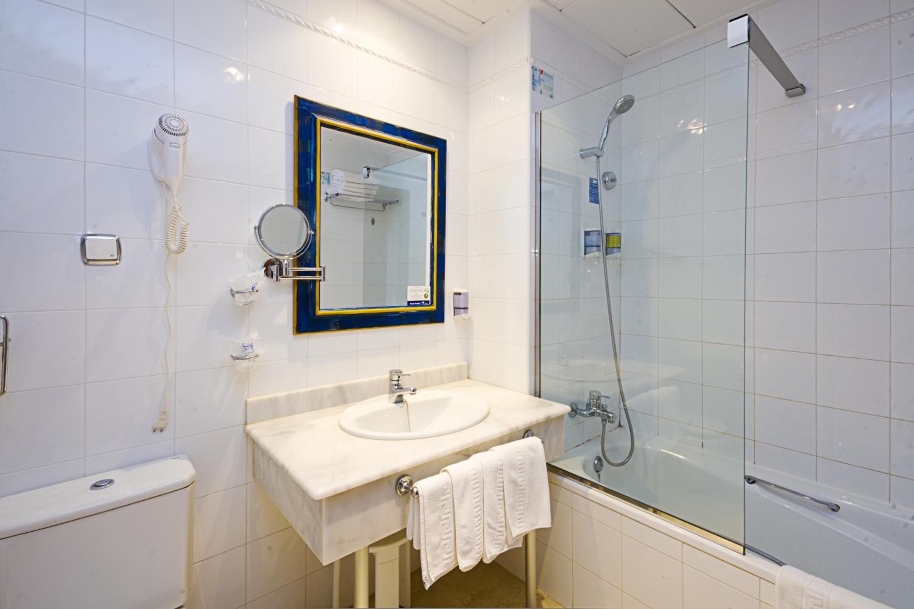 Double or Twin Room - Photo 3