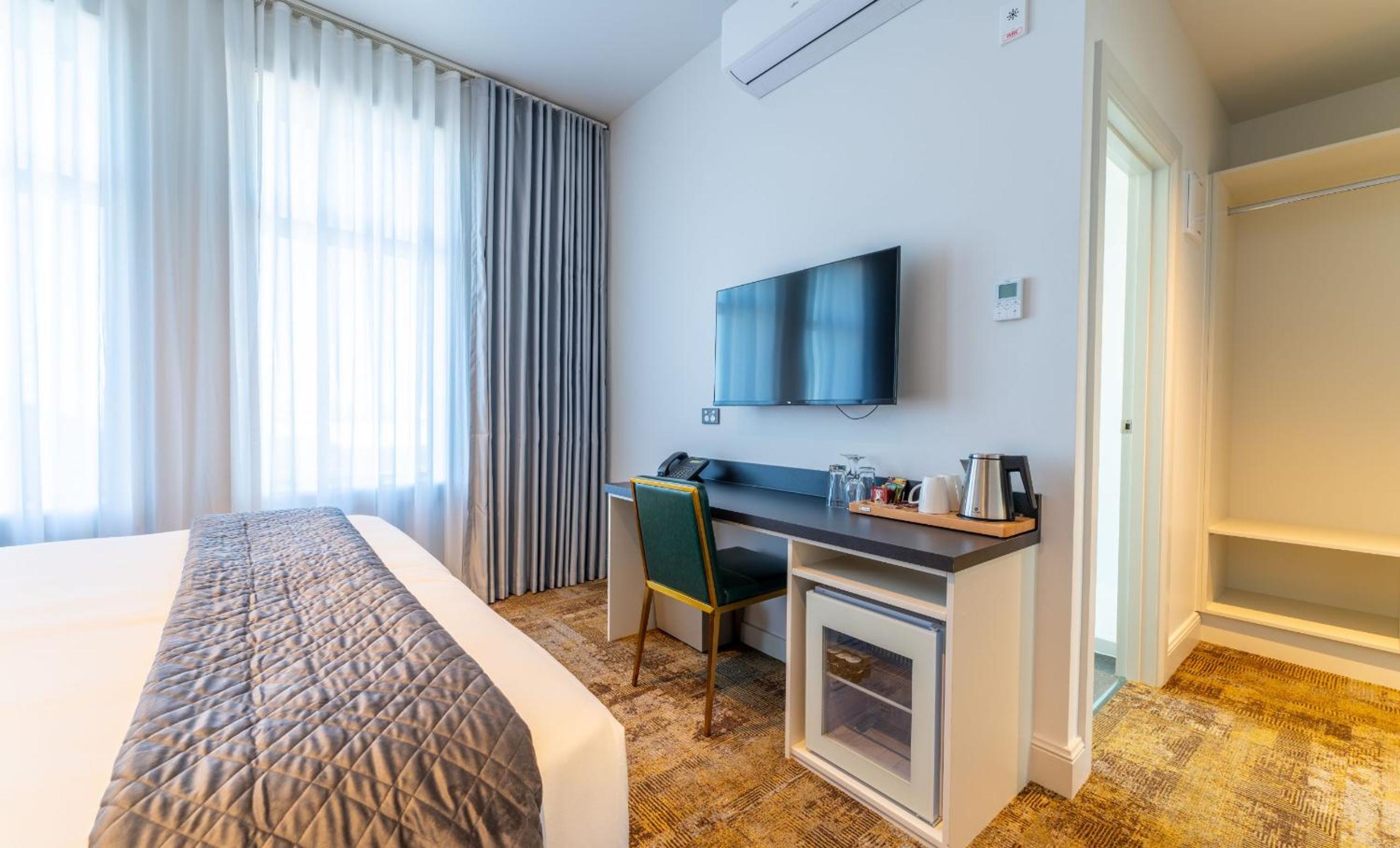 Deluxe King Room photo 2