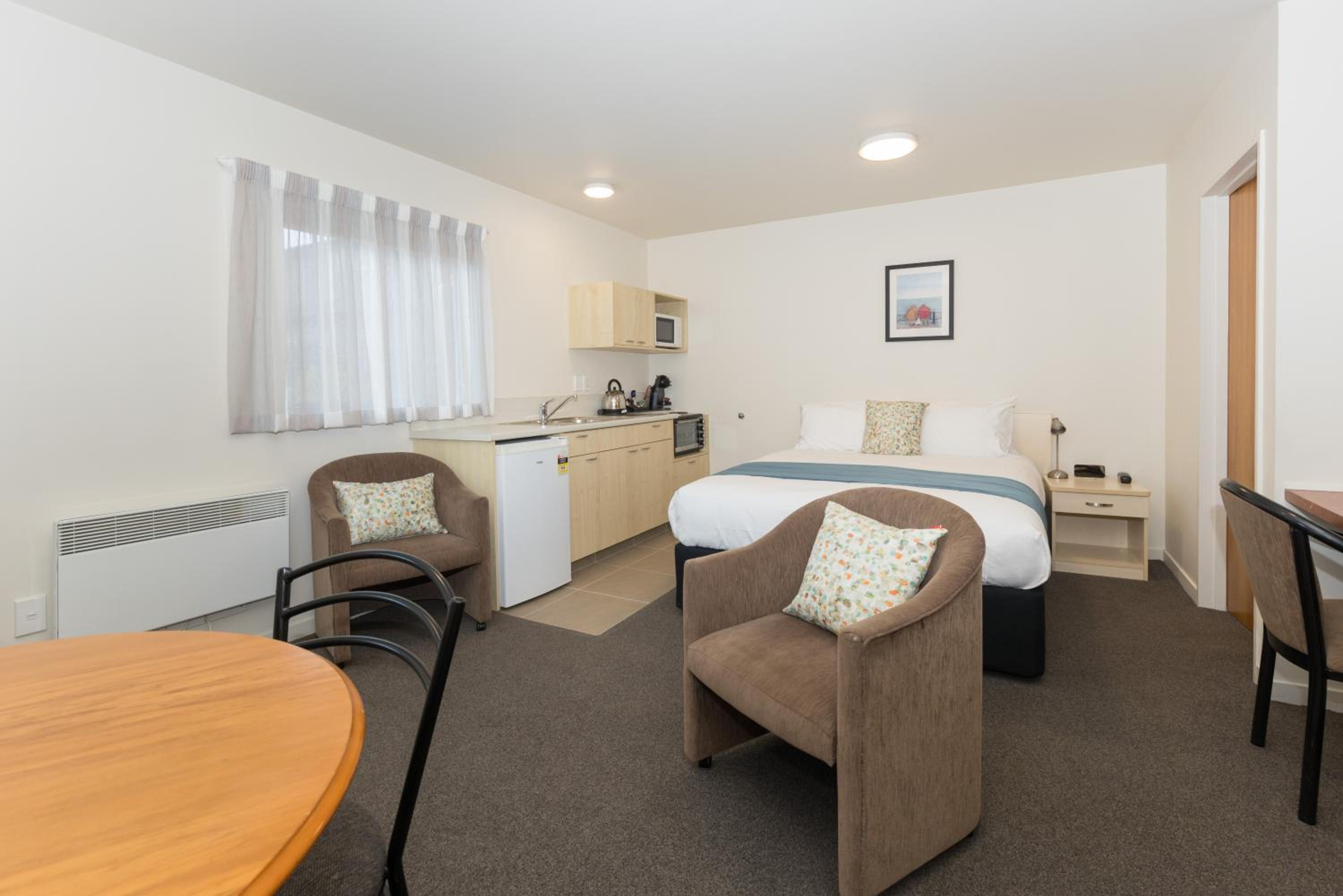One-Bedroom Apartment - Photo 3