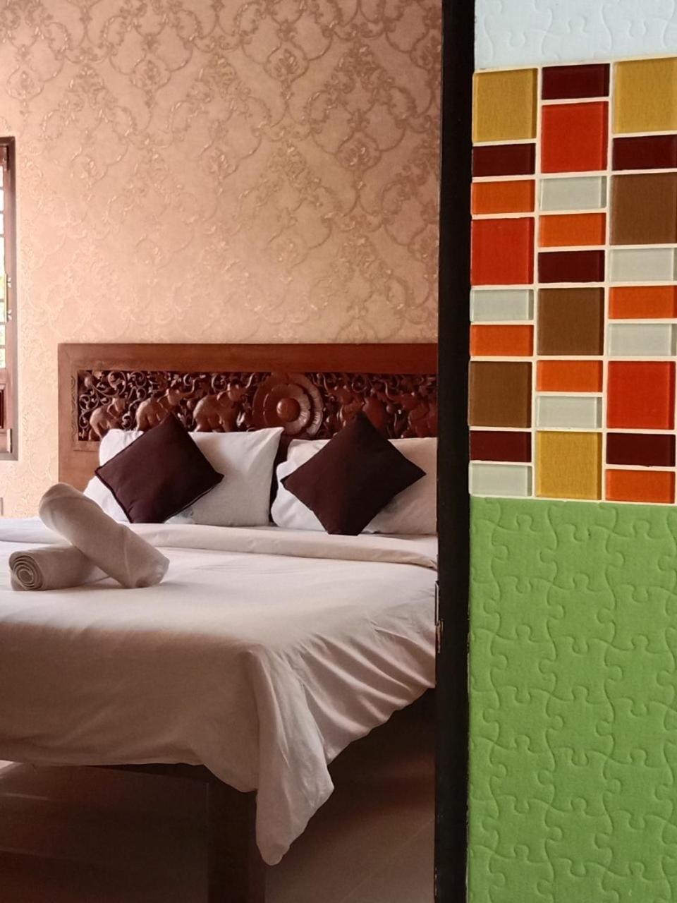 Deluxe King Room - Photo 7