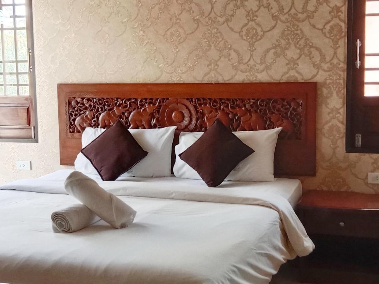Deluxe King Room - Photo 8