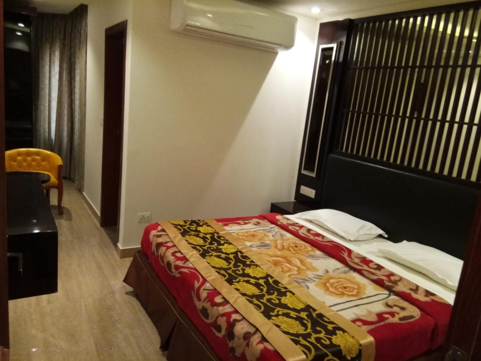 Double Room with Private Bathroom photo 2