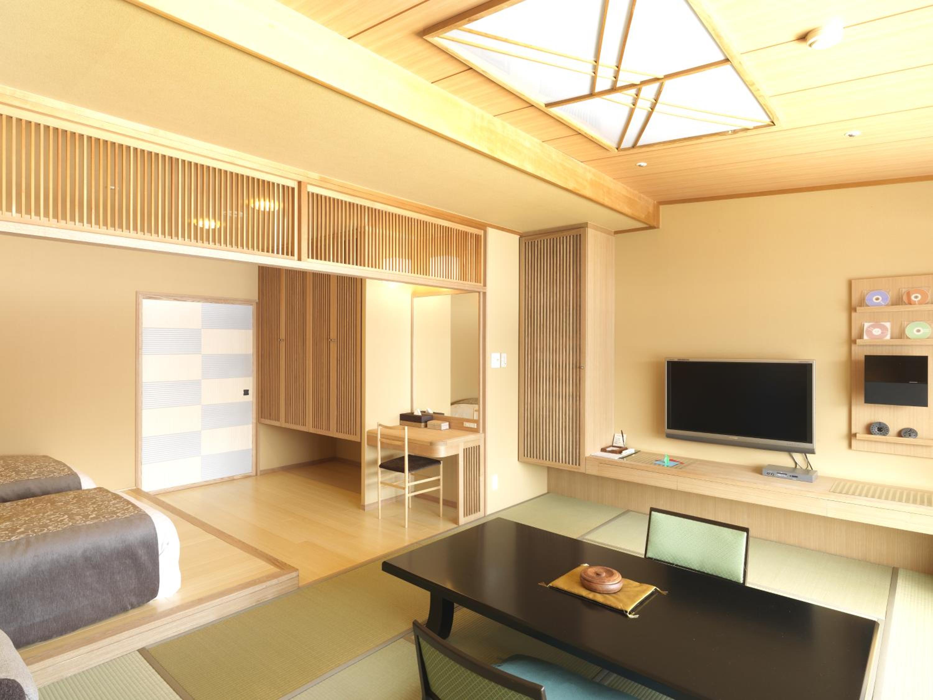 Deluxe Room with Tatami Area and Lake View - Non-Smoking - Buffet Breakfast + Buffet Dinner Included - Photo 4