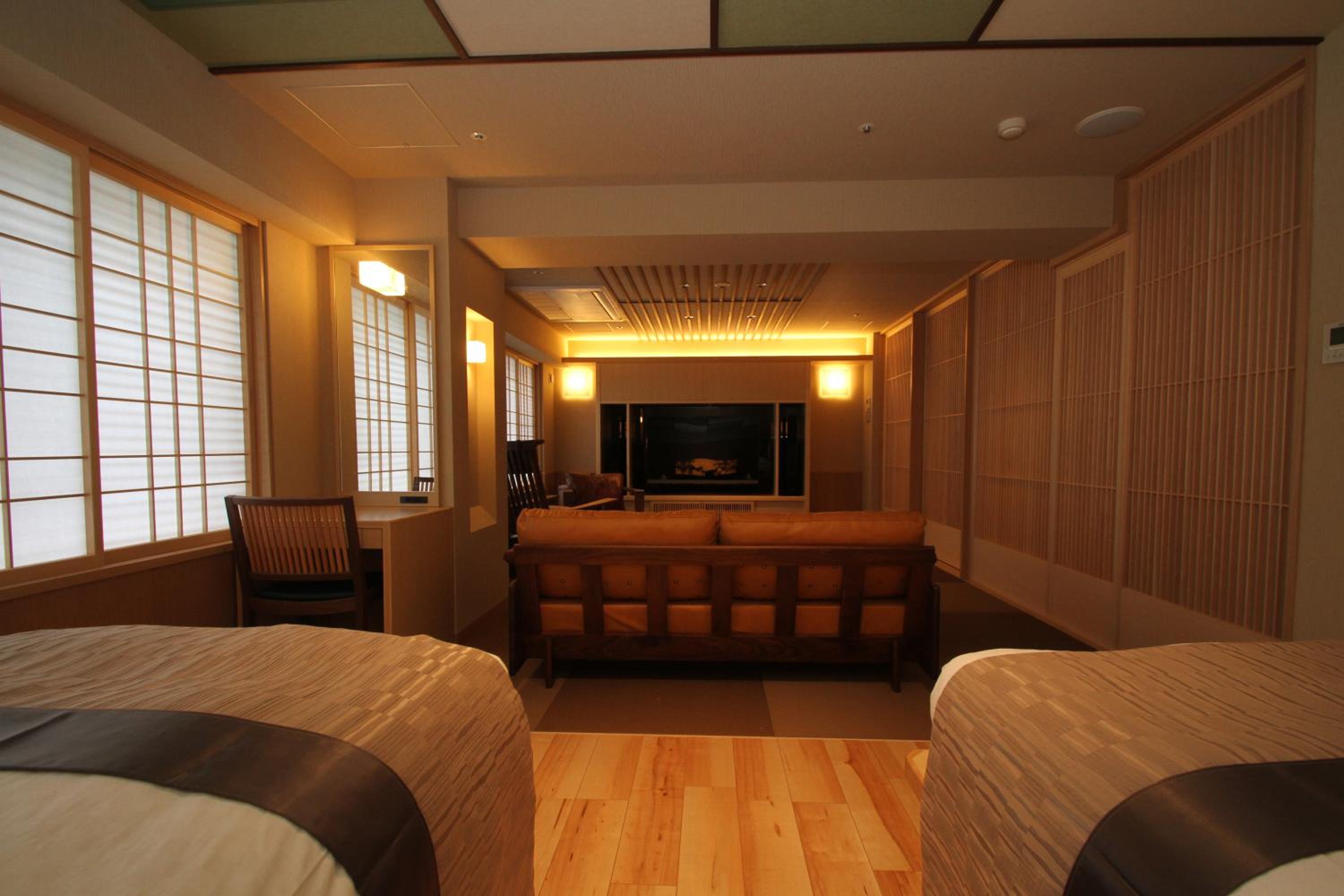 Superior Room with Tatami Area and Jet Bath - Non-Smoking - Buffet Breakfast + Buffet Dinner Included - Photo 4