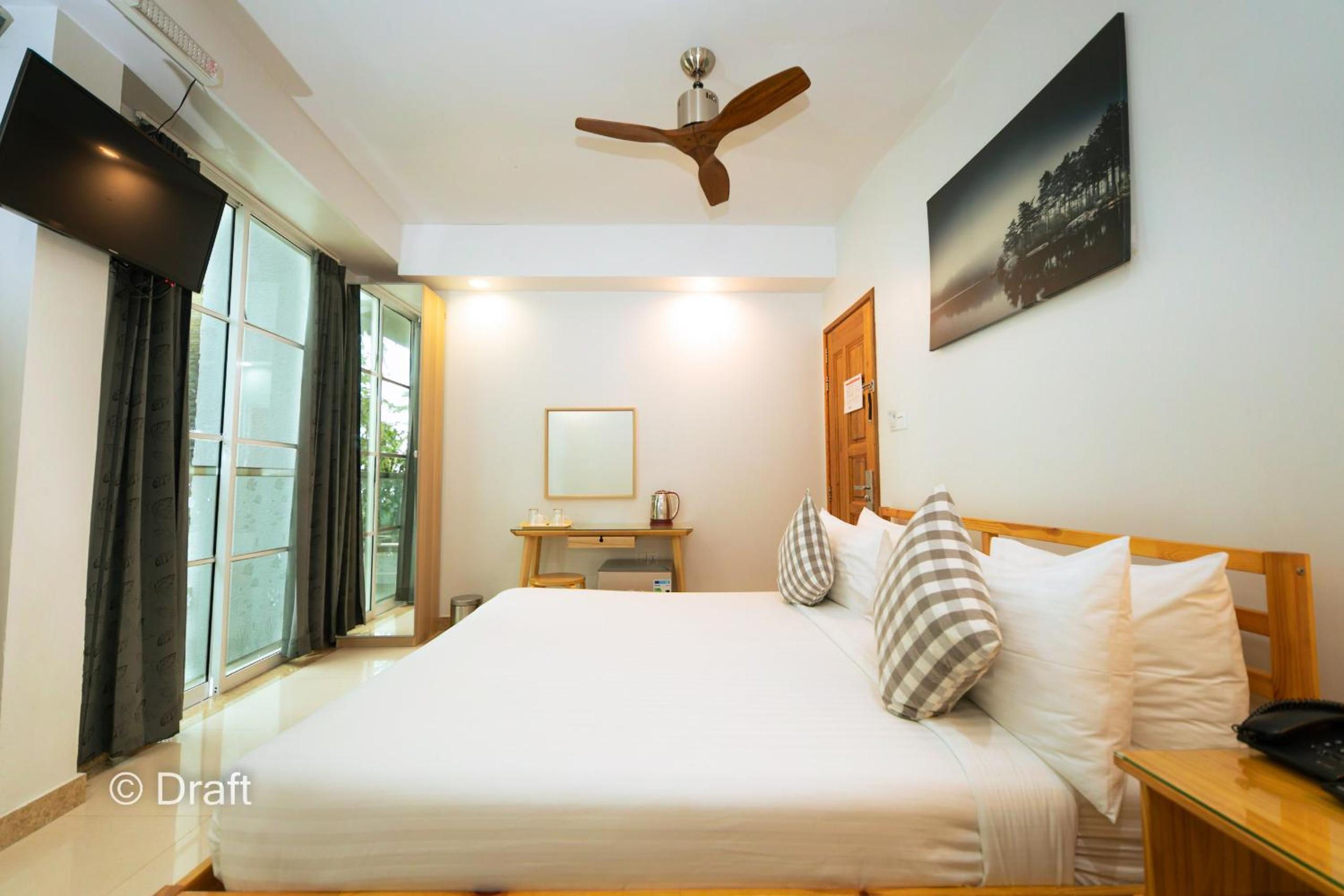 Double Room with Balcony - Photo 5