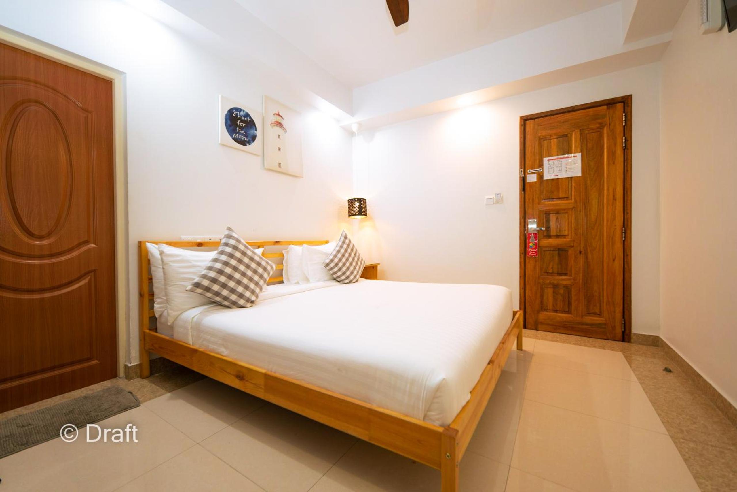 Standard Double Room - Photo 11