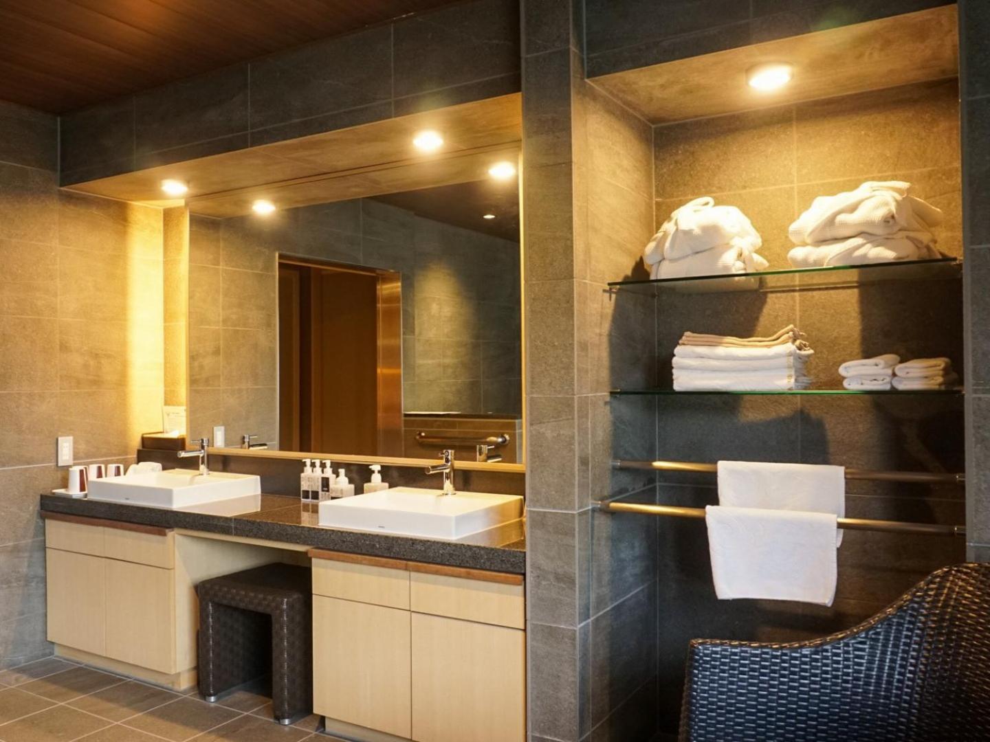 Superior Room with Tatami Area and Jet Bath - Non-Smoking - Buffet Breakfast + Buffet Dinner Included - Photo 2