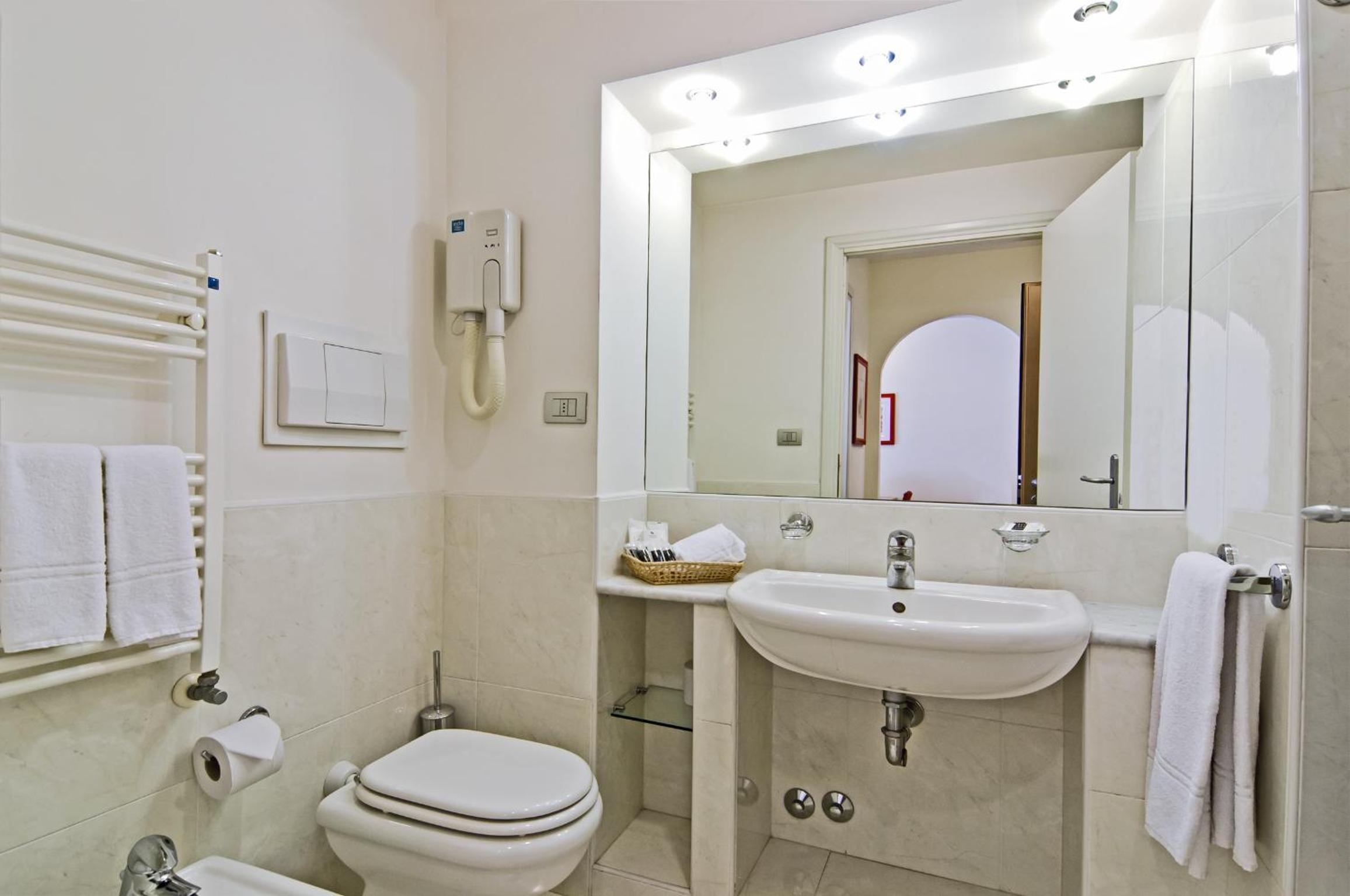 Twin Room with Balcony - Photo 9