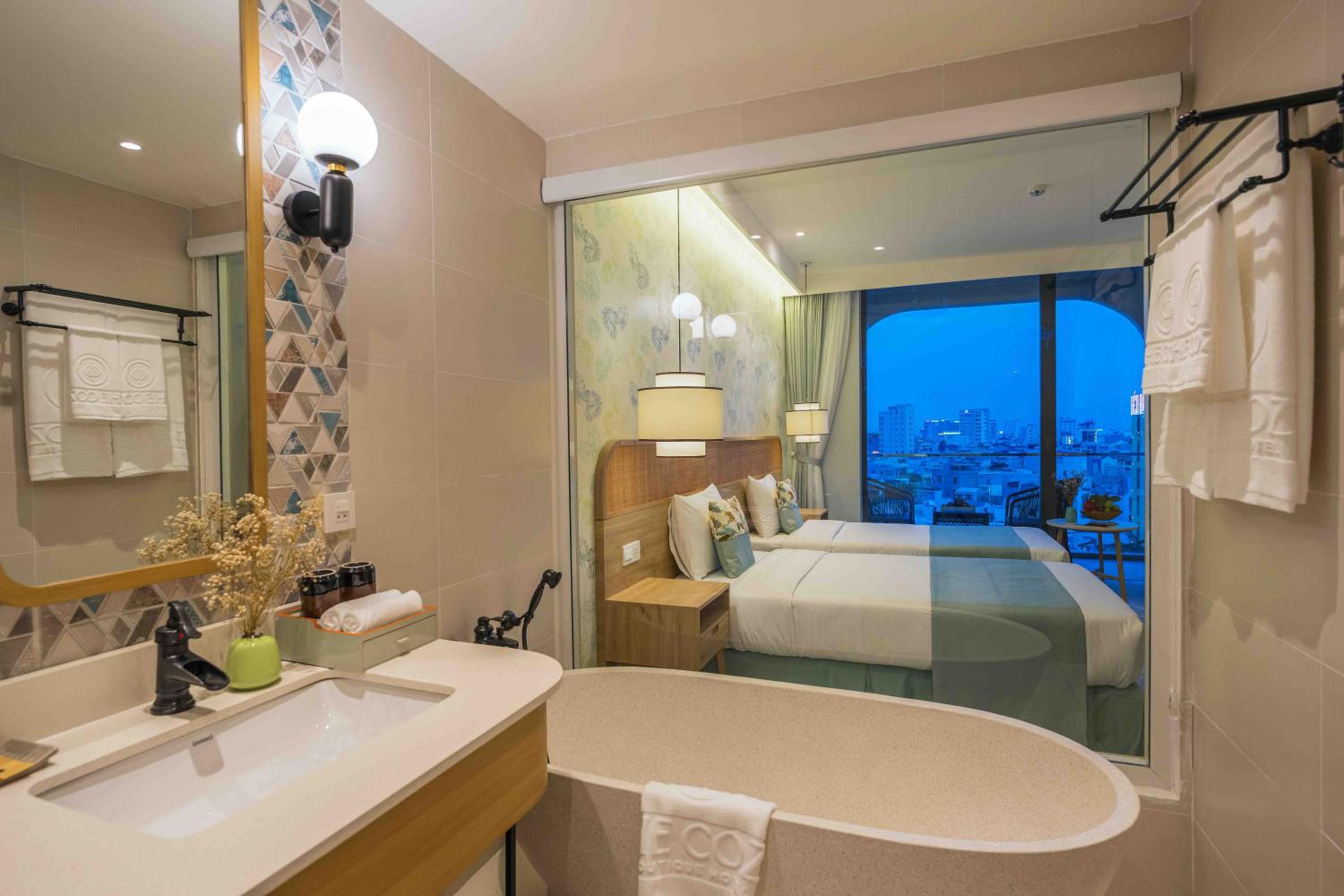 Deluxe Twin with Balcony - Free One-way Airport Transfer - Photo 4